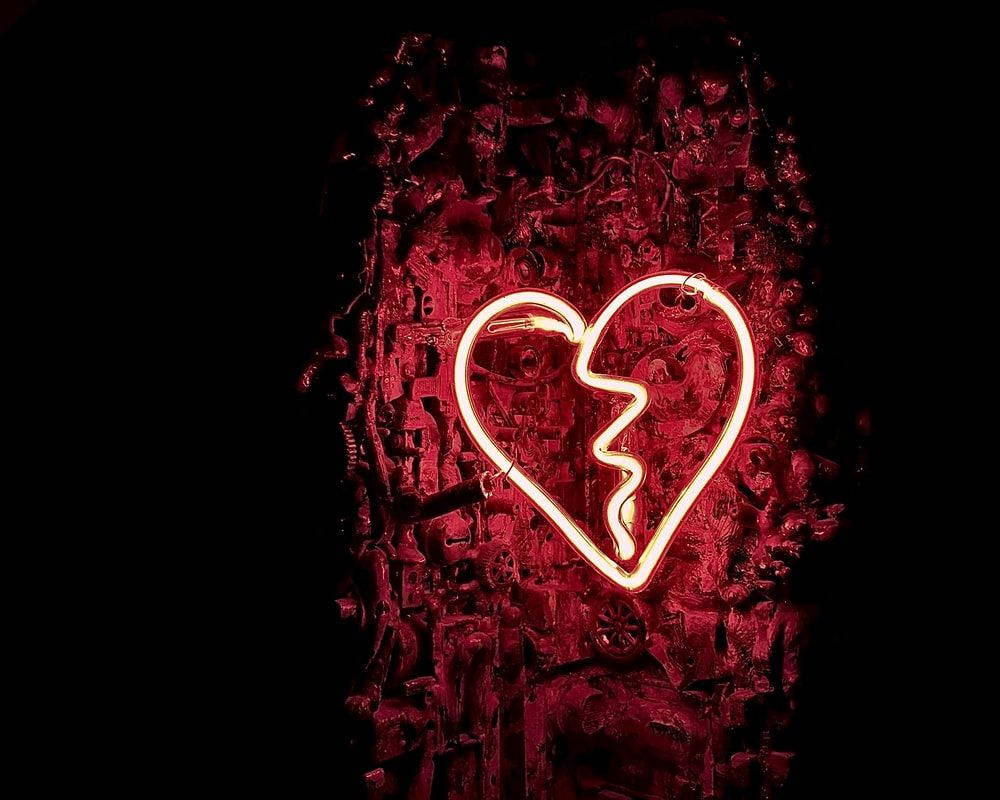 Mwanga wa Neon wa Moyo Uliovunjika wa Aesthetic Picha ya Ukuta