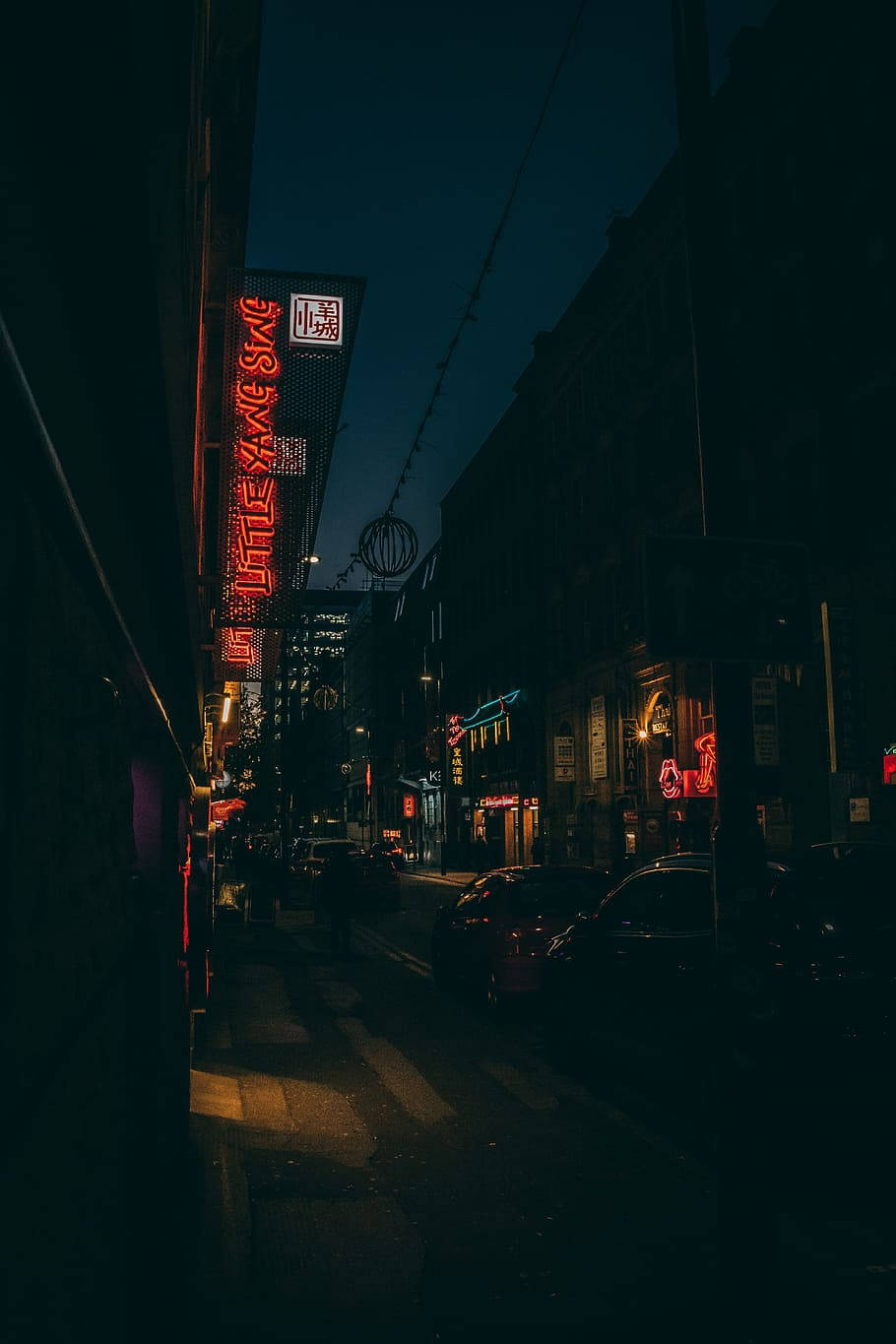 Mwanga wa Taa za Neon Jijini Giza Picha ya Ukuta
