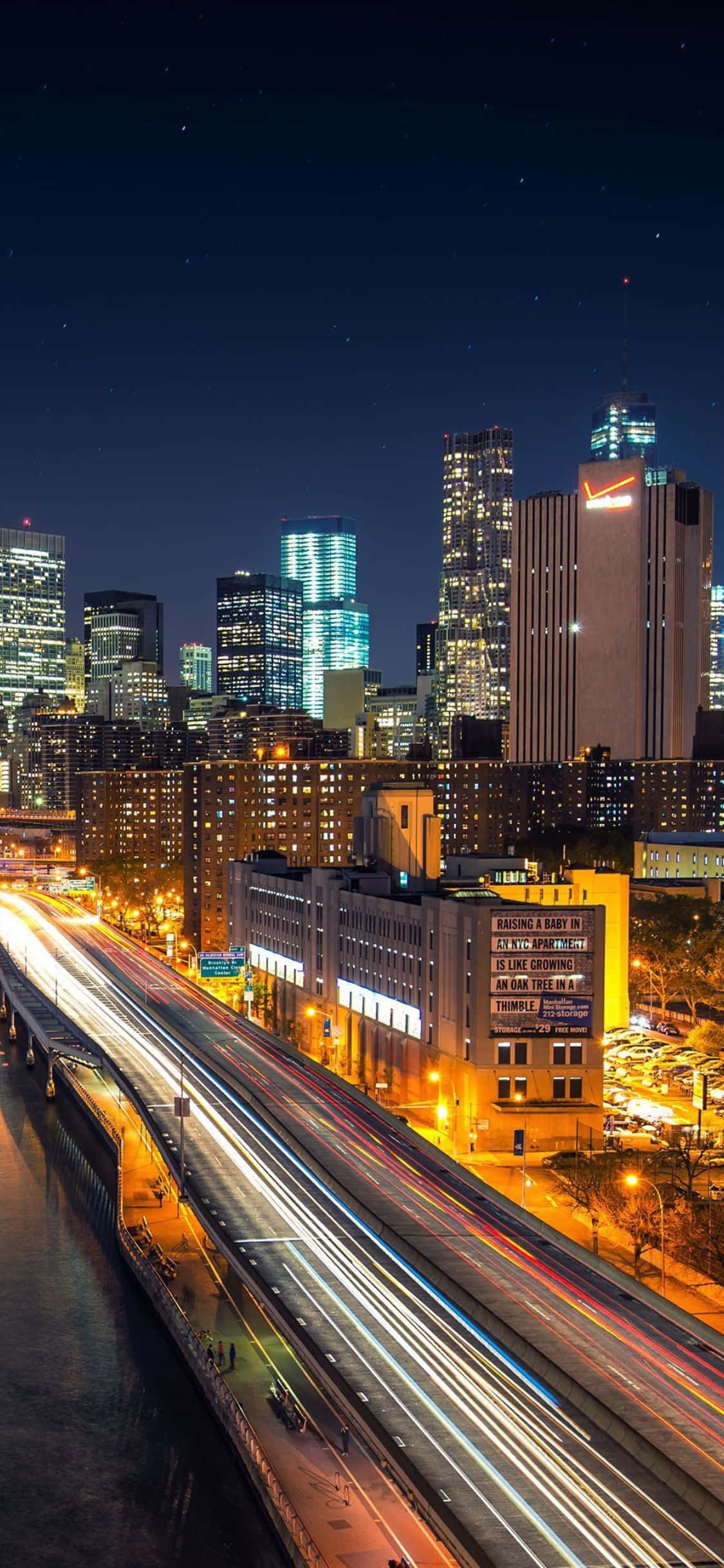 Mwanga iPhone Xs Yako Na Nyota Za Neon Za New York City Picha ya Ukuta