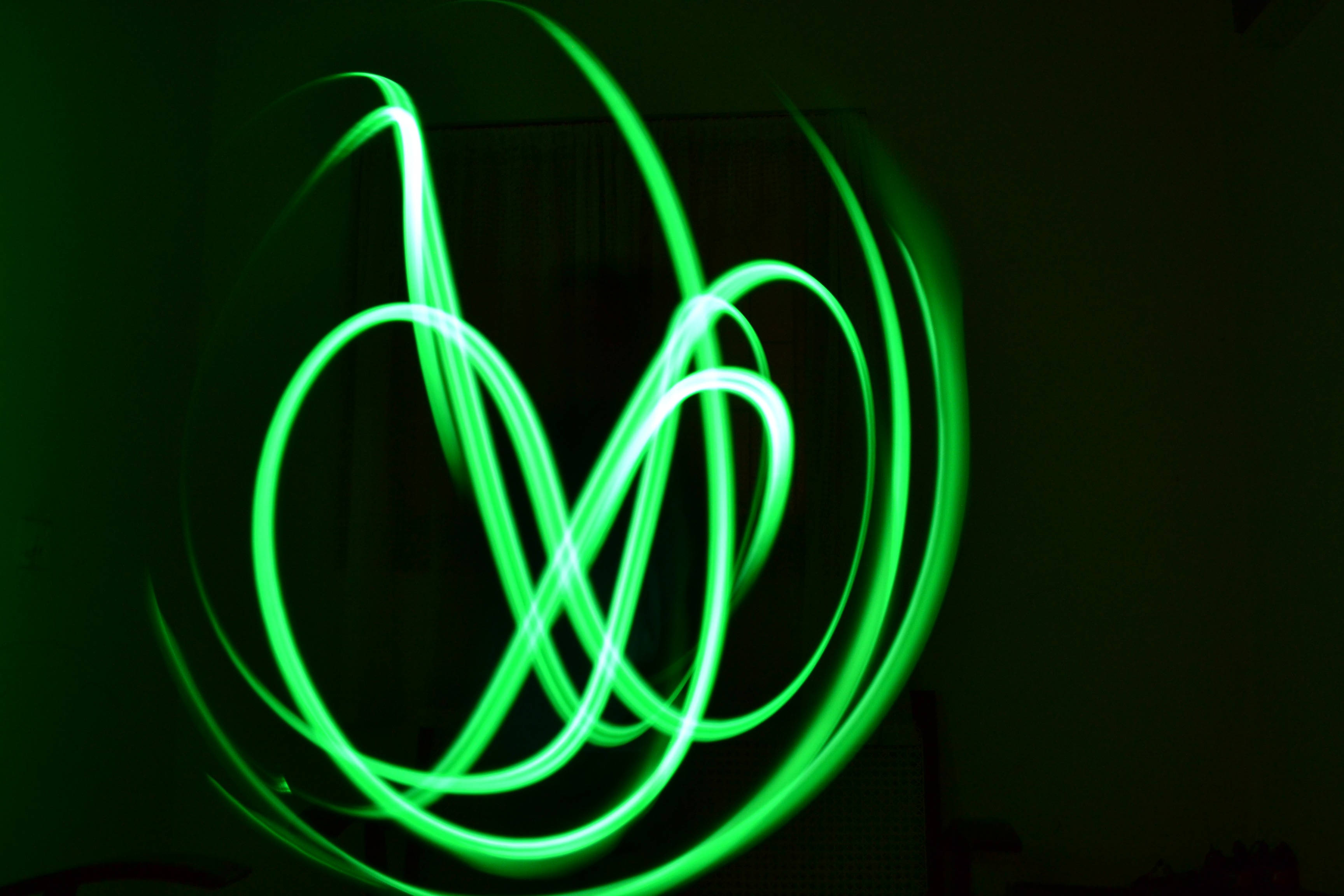 Mwangaza wa Kijani wa Neon Gizani Picha ya Ukuta