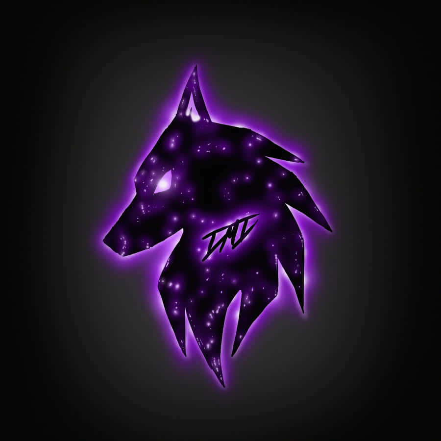 Mwangaza wa mwezi unawasha anga la usiku kama mbwa mwitu mmoja anauza kutoka juu ya mlima uliofunikwa na theluji Picha ya Ukuta