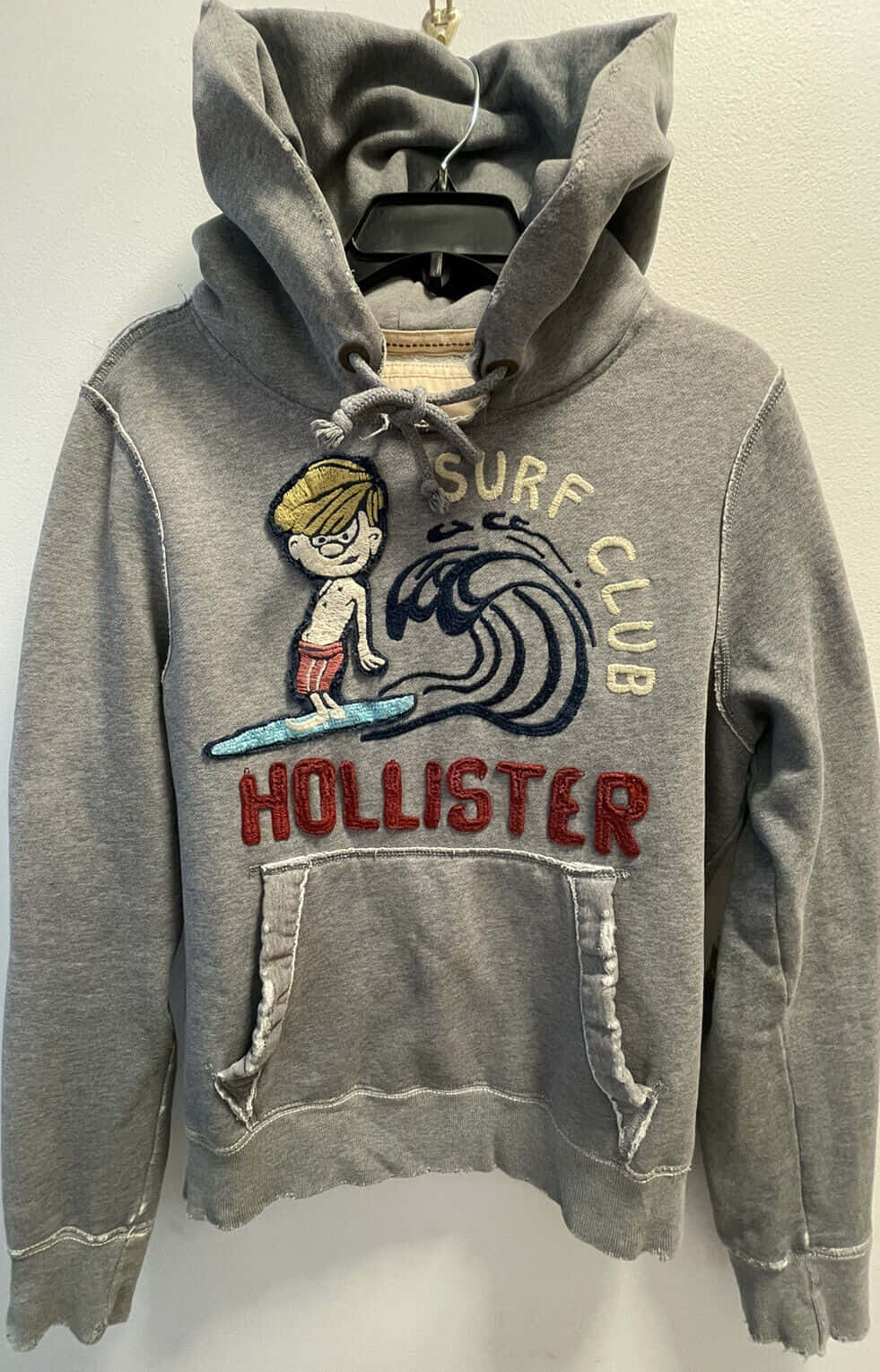 Mwangazia Msimu Wako wa Baridi na Vipande Vipya kutoka Hollister Picha ya Ukuta