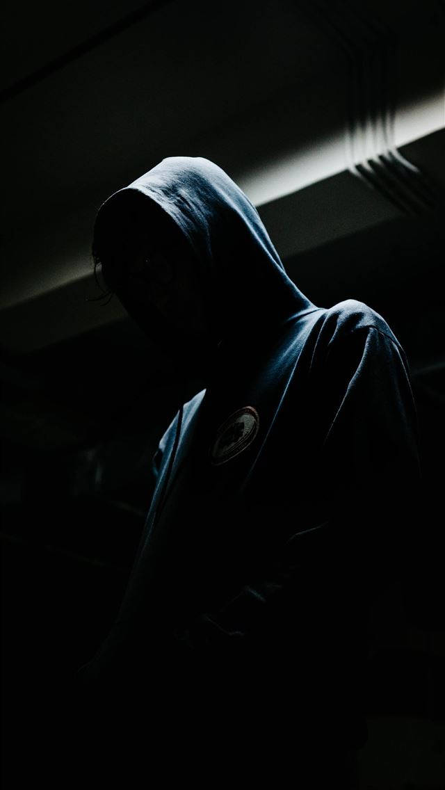 Mwenye Hoodie iPhone Giza Picha ya Ukuta