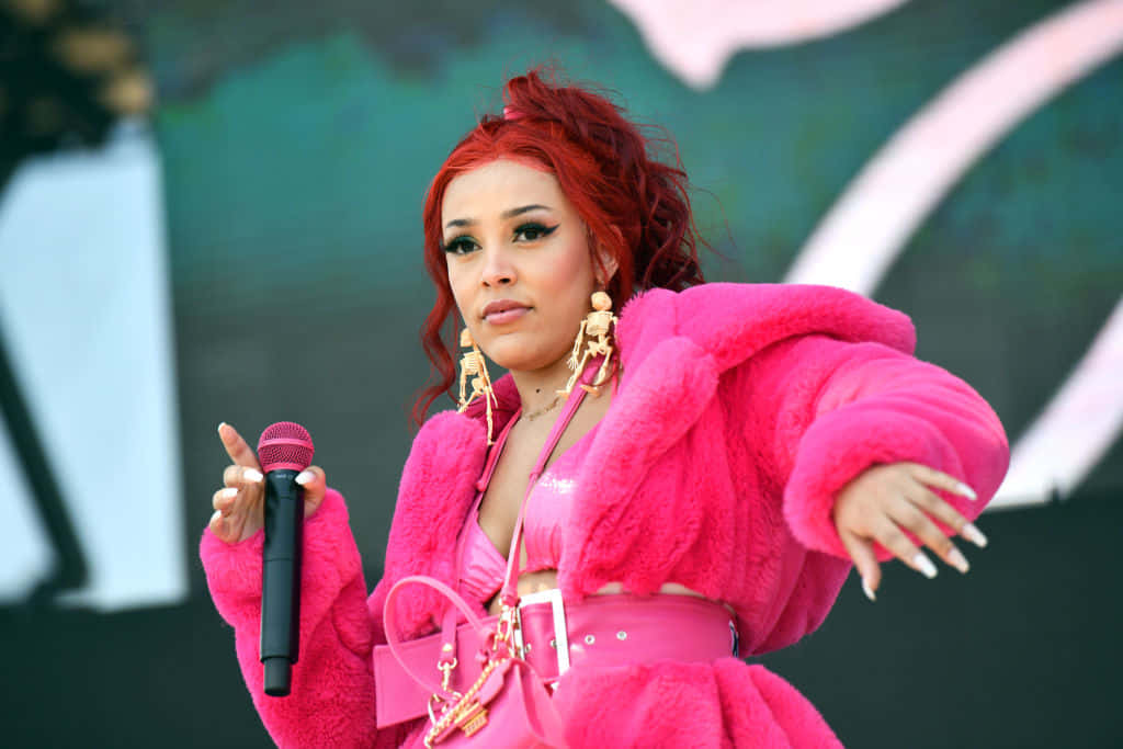 Mwimbaji Doja Cat katika Studio ya Nyumbani Picha ya Ukuta