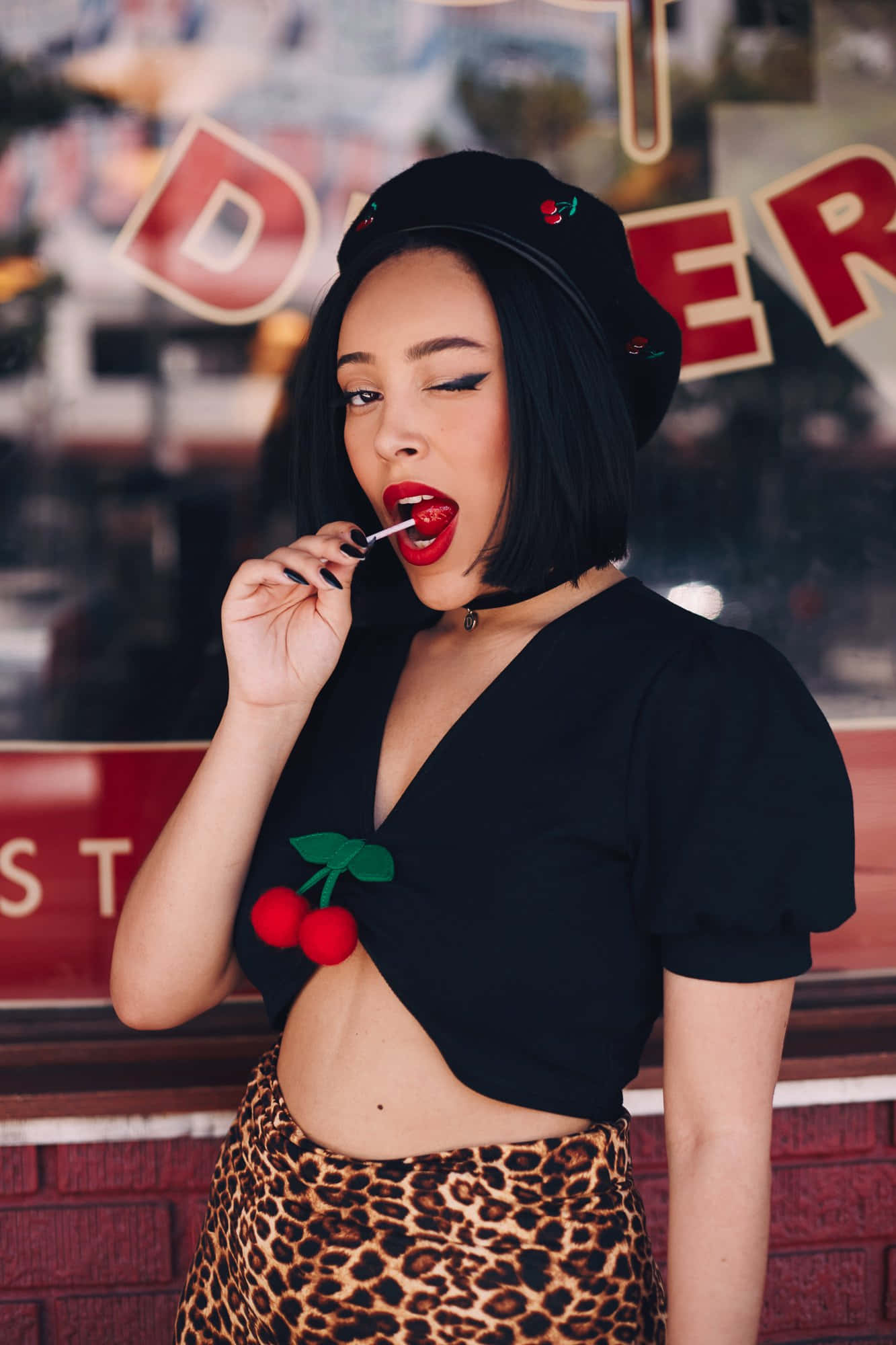 Mwimbaji-mtunzi mzuri Doja Cat akionekana mrembo katika maonyesho yake Picha ya Ukuta