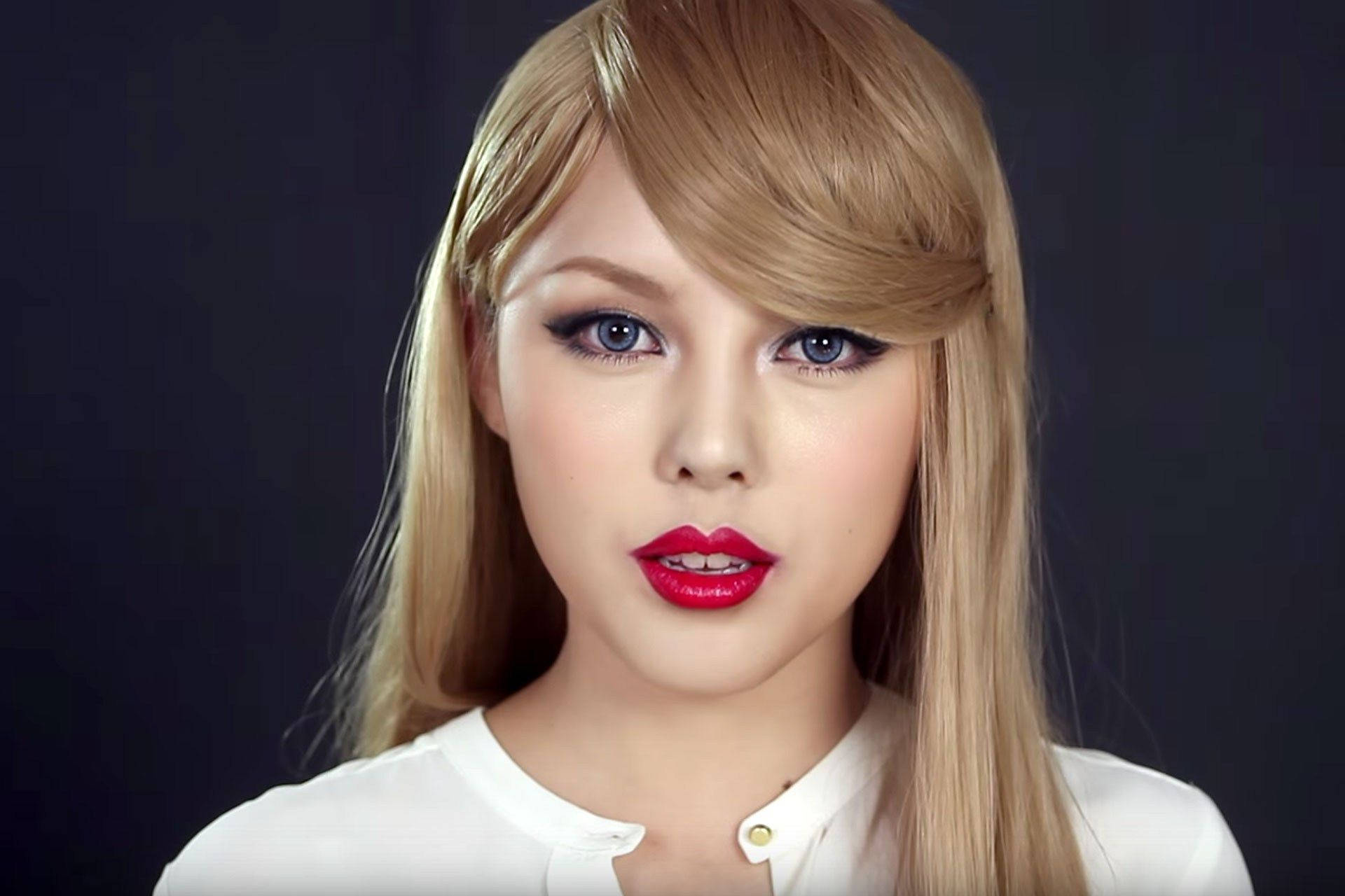 Mwimbaji Taylor Swift Akionyesha Midomo Yake Nyekundu Picha ya Ukuta