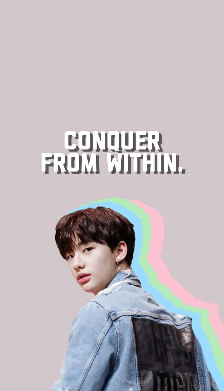 Mwimbaji wa Korea Kusini Hyunjin Akiangalia Nyuma Bega Lake Picha ya Ukuta