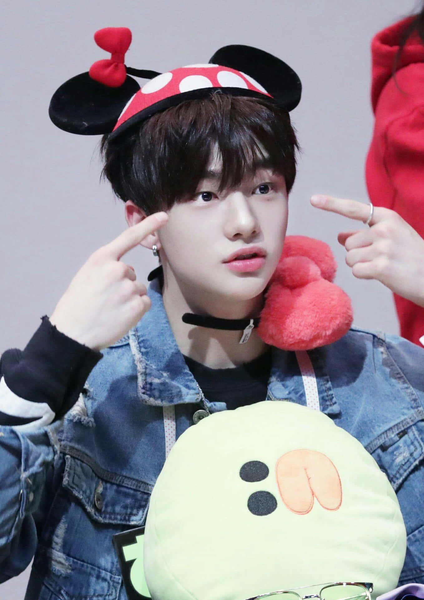 Mwimbaji wa Korea Kusini Hyunjini Amevaa Kofia ya Minnie Mouse Picha ya Ukuta
