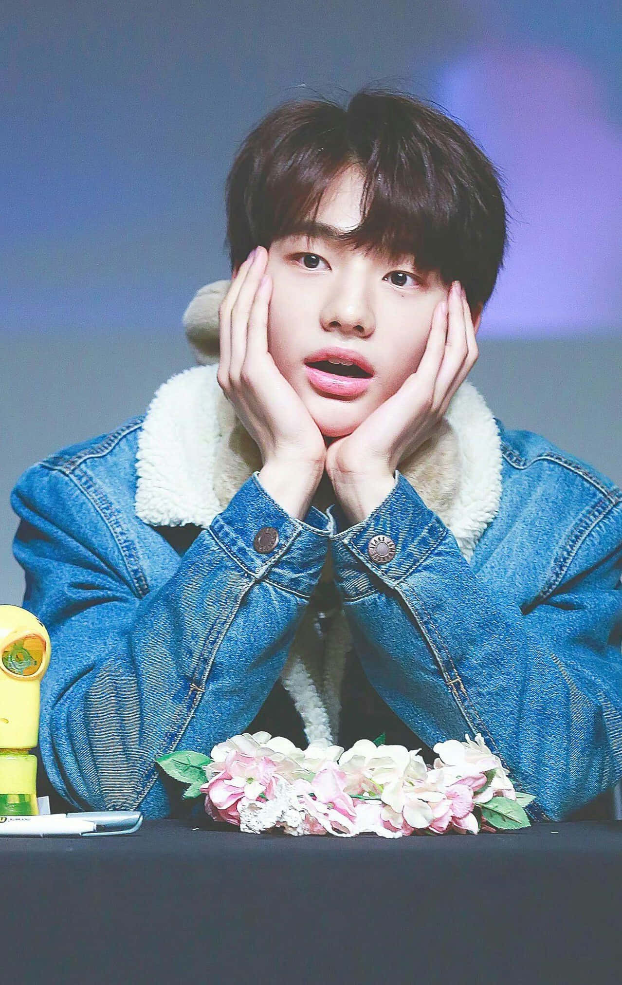 Mwimbaji wa Korea Kusini Hyunjin Akiwa na Mavazi ya Denim Picha ya Ukuta