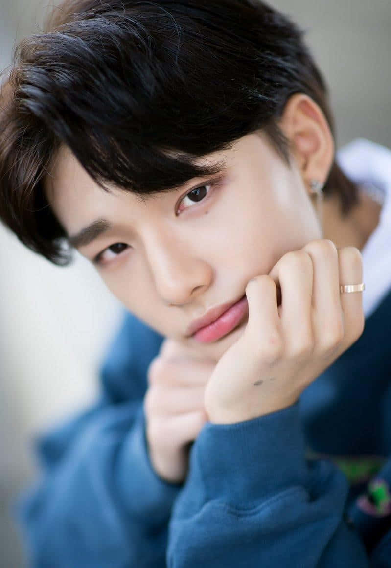 Mwimbaji wa Korea Kusini Hyunjin Akipiga Picha kwa Dispatch Picha ya Ukuta