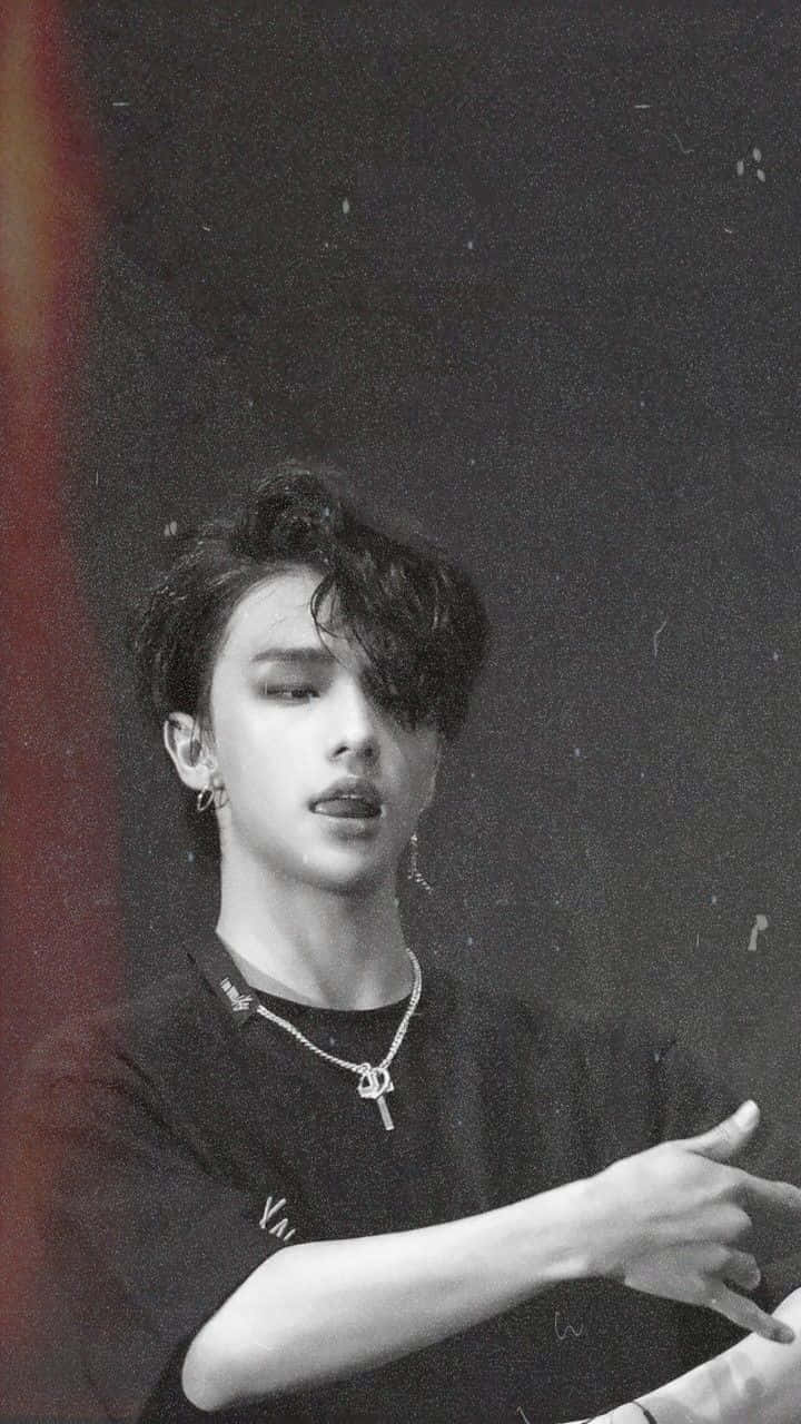 Mwimbaji wa Korea Kusini Hyunjin Akionyesha Ishara kwa Mikono Yake Picha ya Ukuta