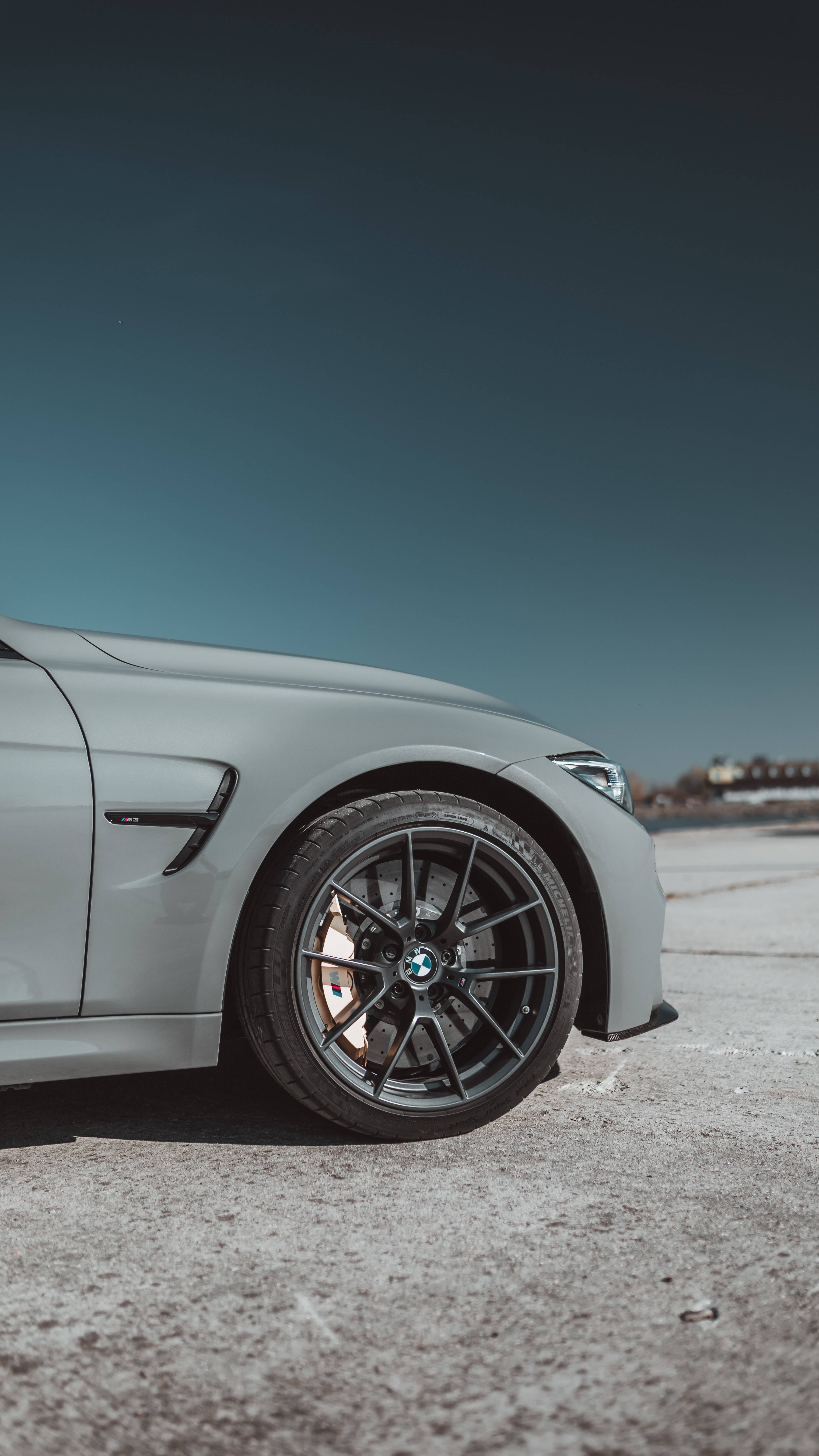 Mwonekano Mzuri wa Gari la Kijivu la BMW Picha ya Ukuta