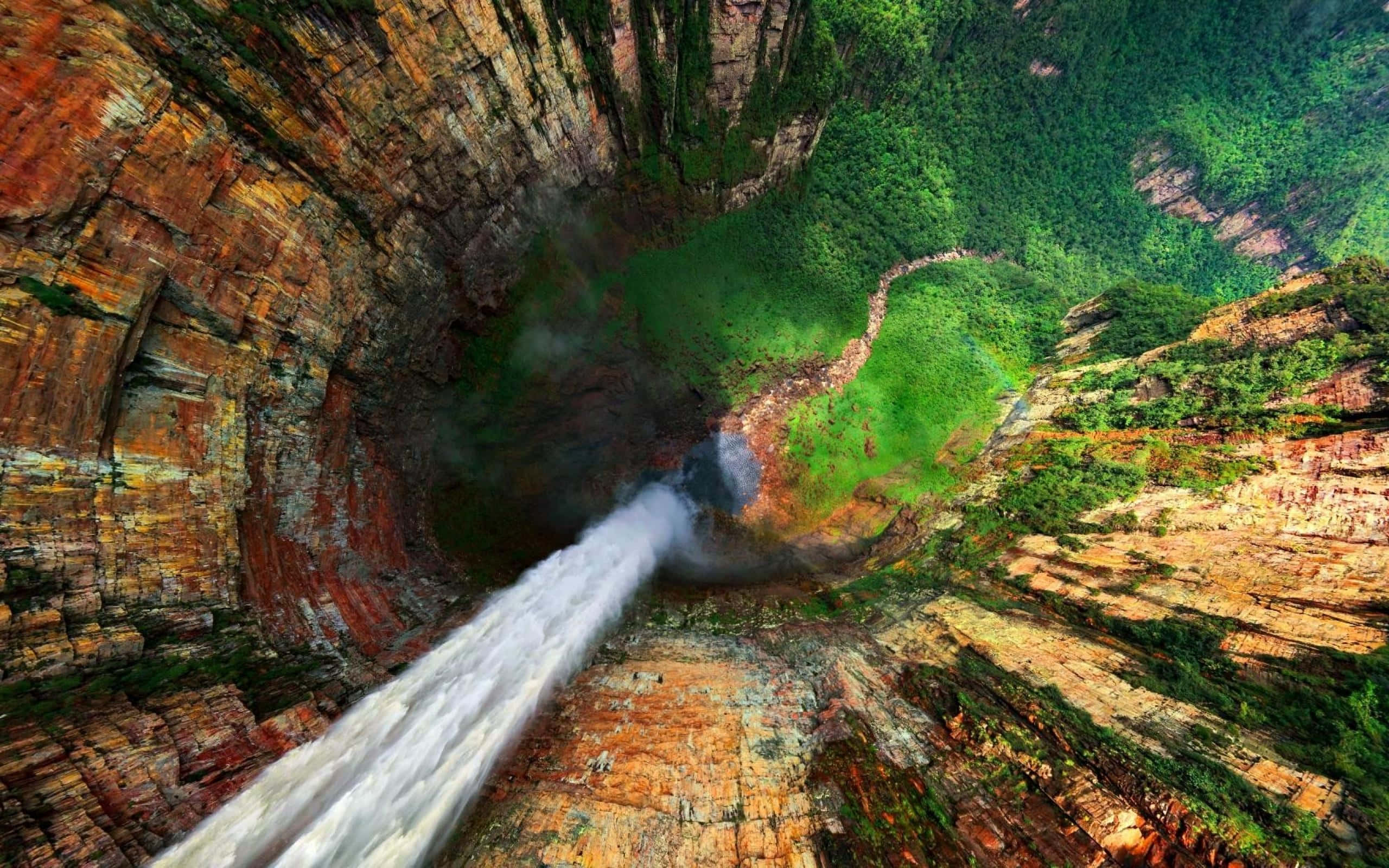 Mwonekano wa Angani wa Maporomoko ya Angel Falls Picha ya Ukuta