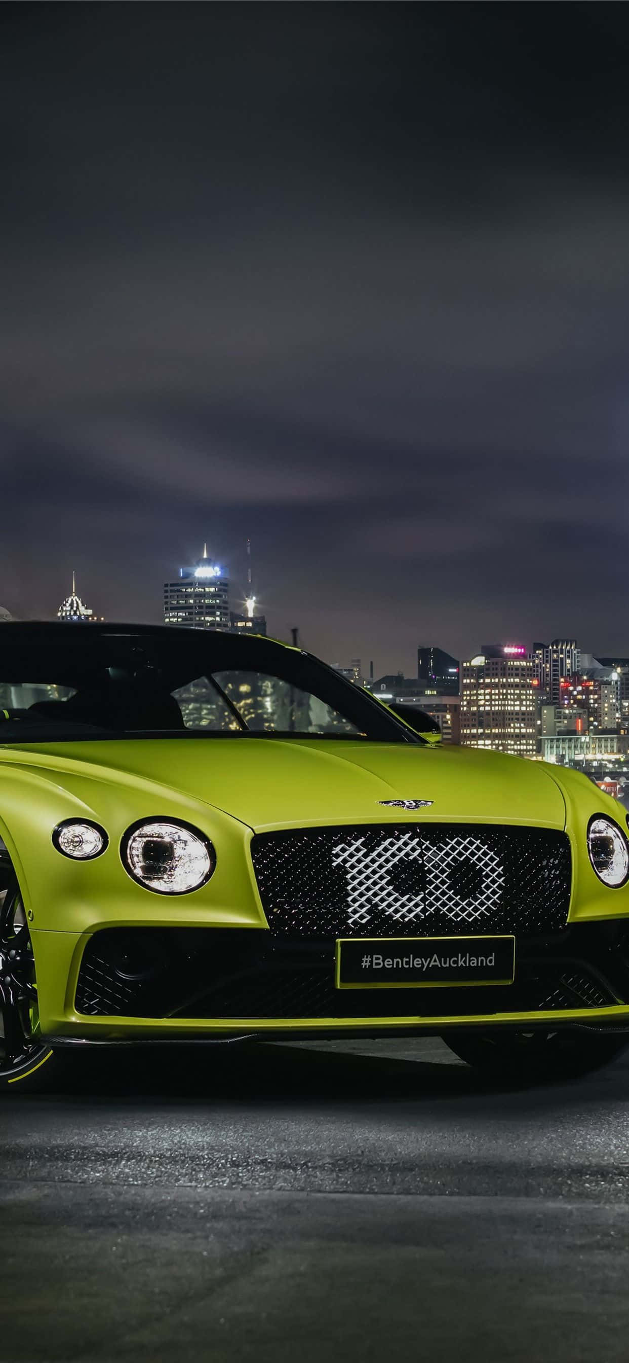 The classic style of a Bentley meets the modern technology of the iPhone Xs Max Picha ya Ukuta