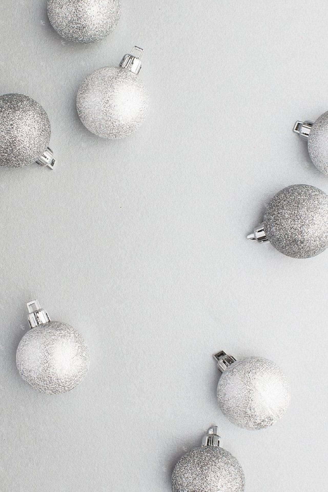 Mwonekano wa Krismasi wa Balls za Silver Picha ya Ukuta