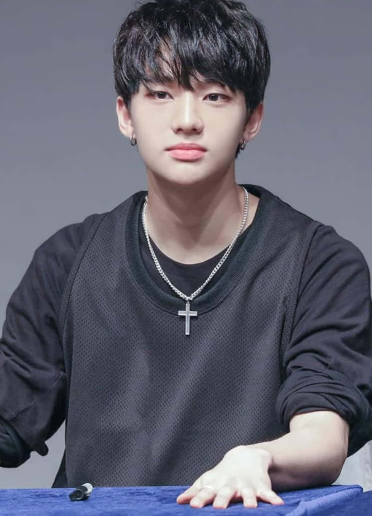 Mwonekano wa Utulivu wa Rapa wa Korea Kusini Hyunjin Picha ya Ukuta