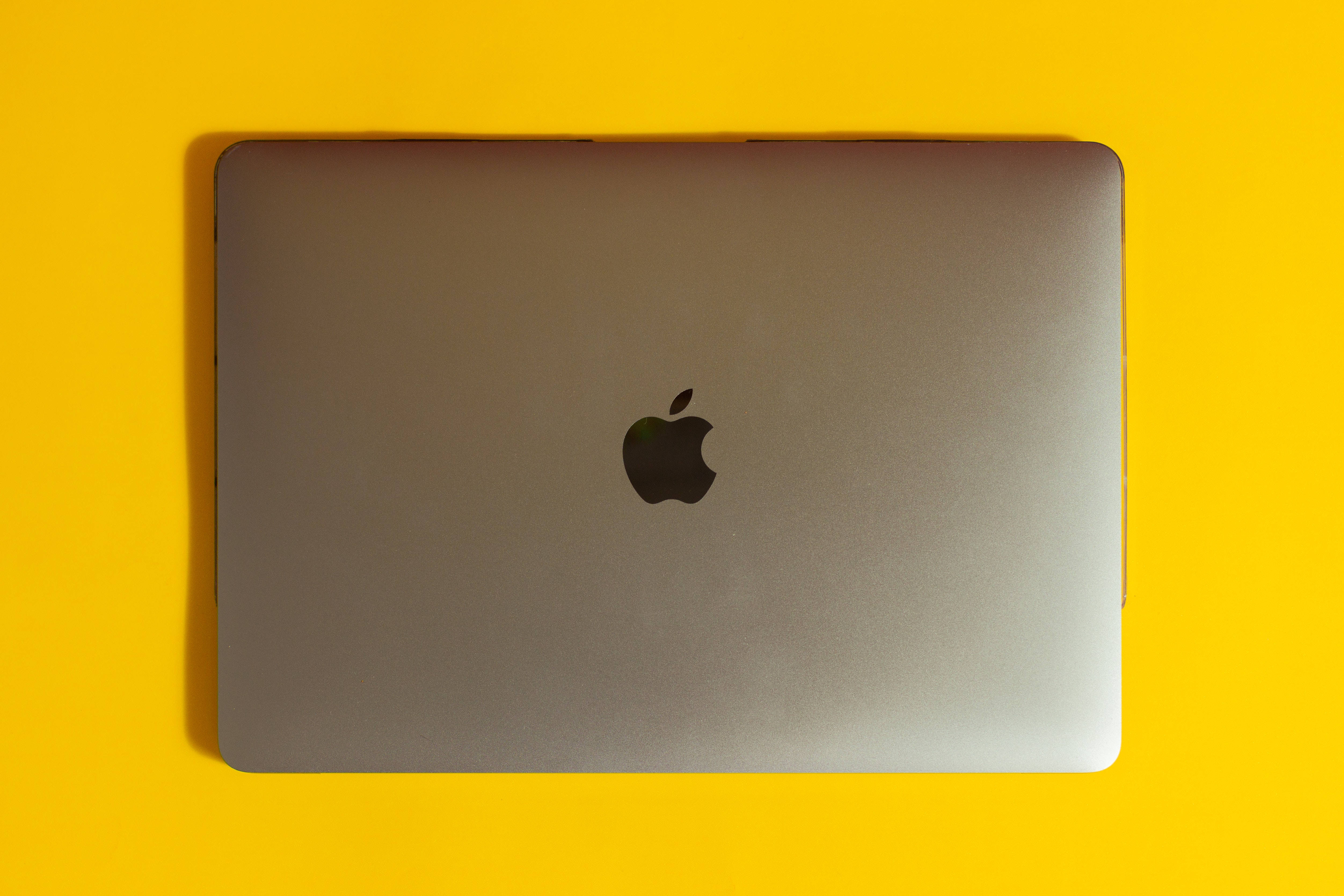 Nafasi ya Kazi ya Mac yenye Urahisi na Urembo Picha ya Ukuta