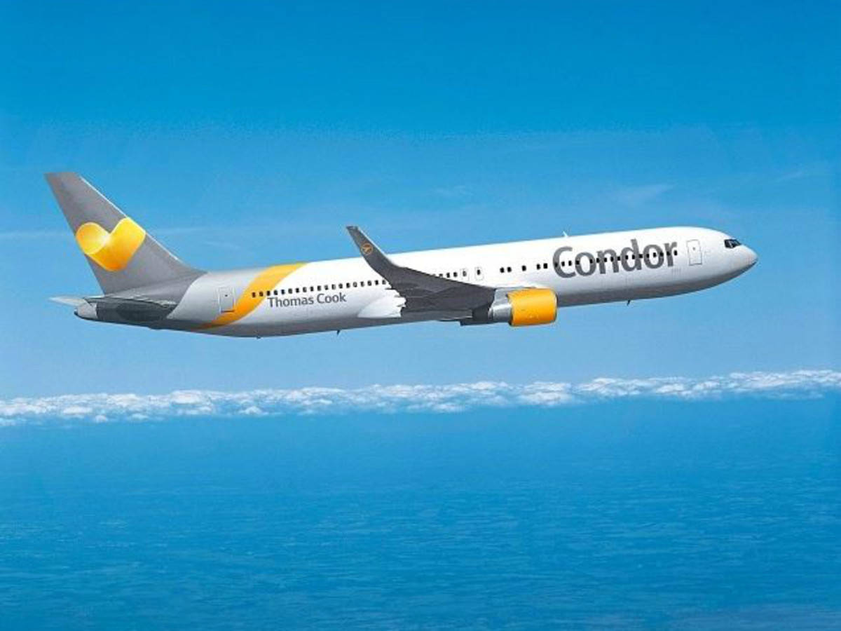 Ndege ya Condor Airlines Juu ya Bahari Picha ya Ukuta