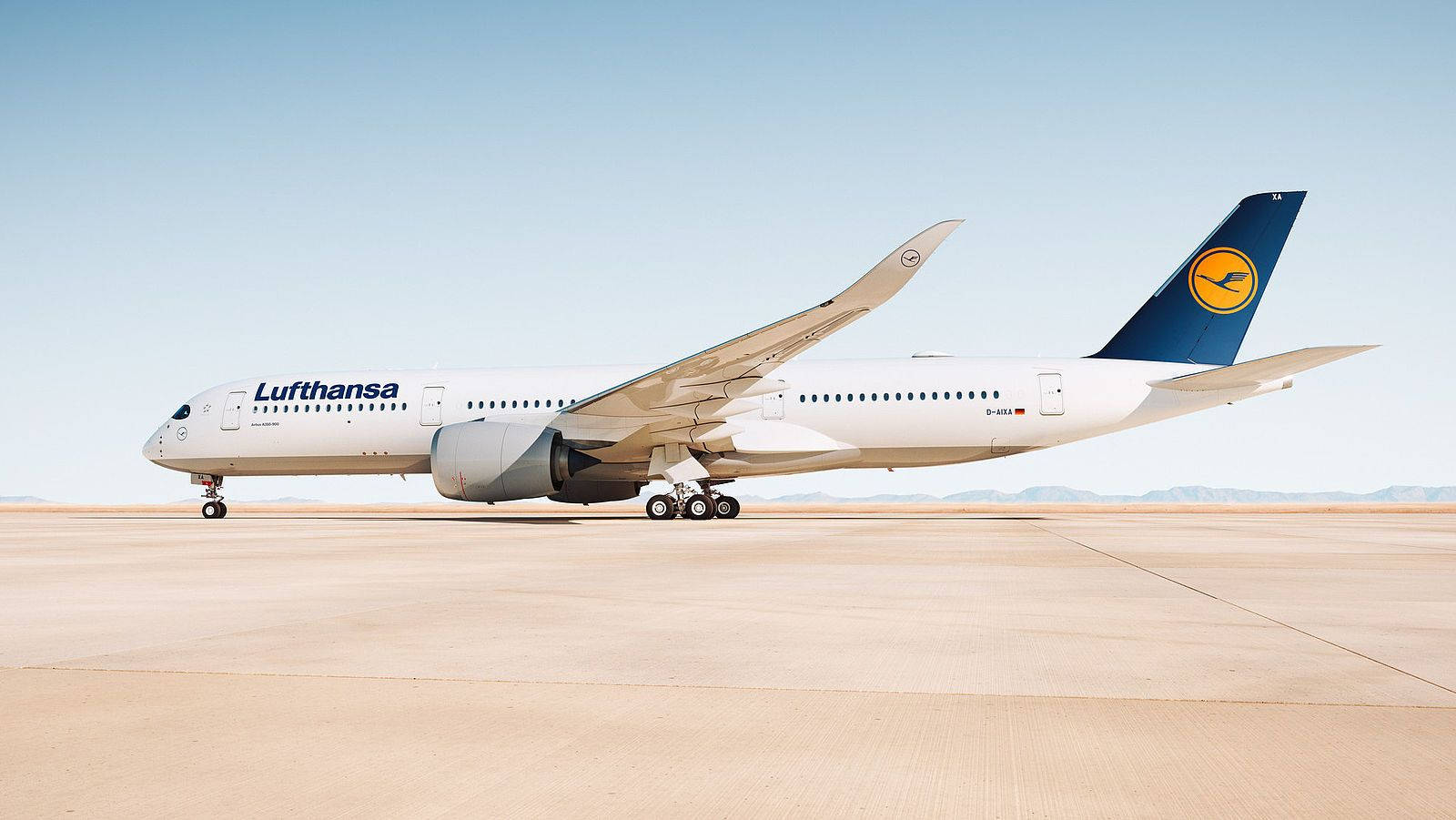Ndege ya Deutsche Lufthansa Chini ya Jua Kali Picha ya Ukuta