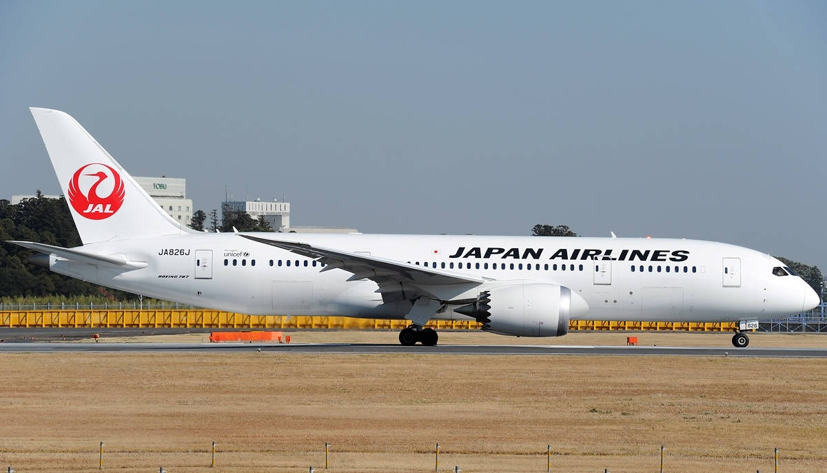Ndege ya Japan Airlines Kwenye Barabara ya Ndege Picha ya Ukuta