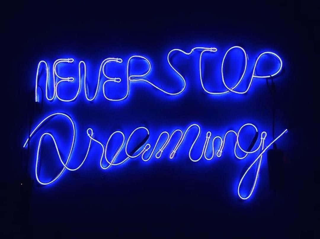 Ndotoa ndoto isiyowezekana kwa urembo huu mweusi wa neon. Picha ya Ukuta