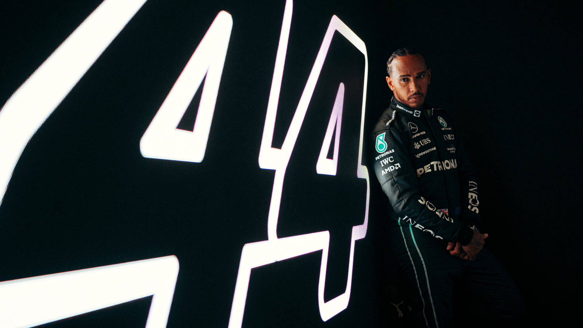 Neema na Kasi - Lewis Hamilton akiwa na namba ya gari 44 Picha ya Ukuta