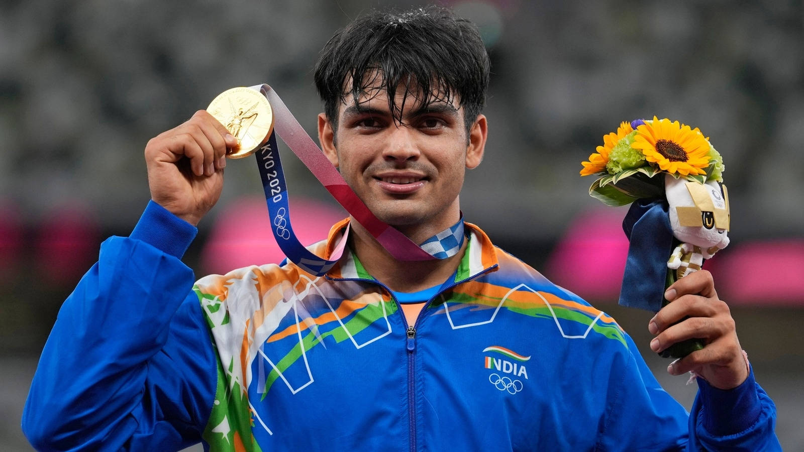 Neeraj Chopra Akiwa na Medali Picha ya Ukuta