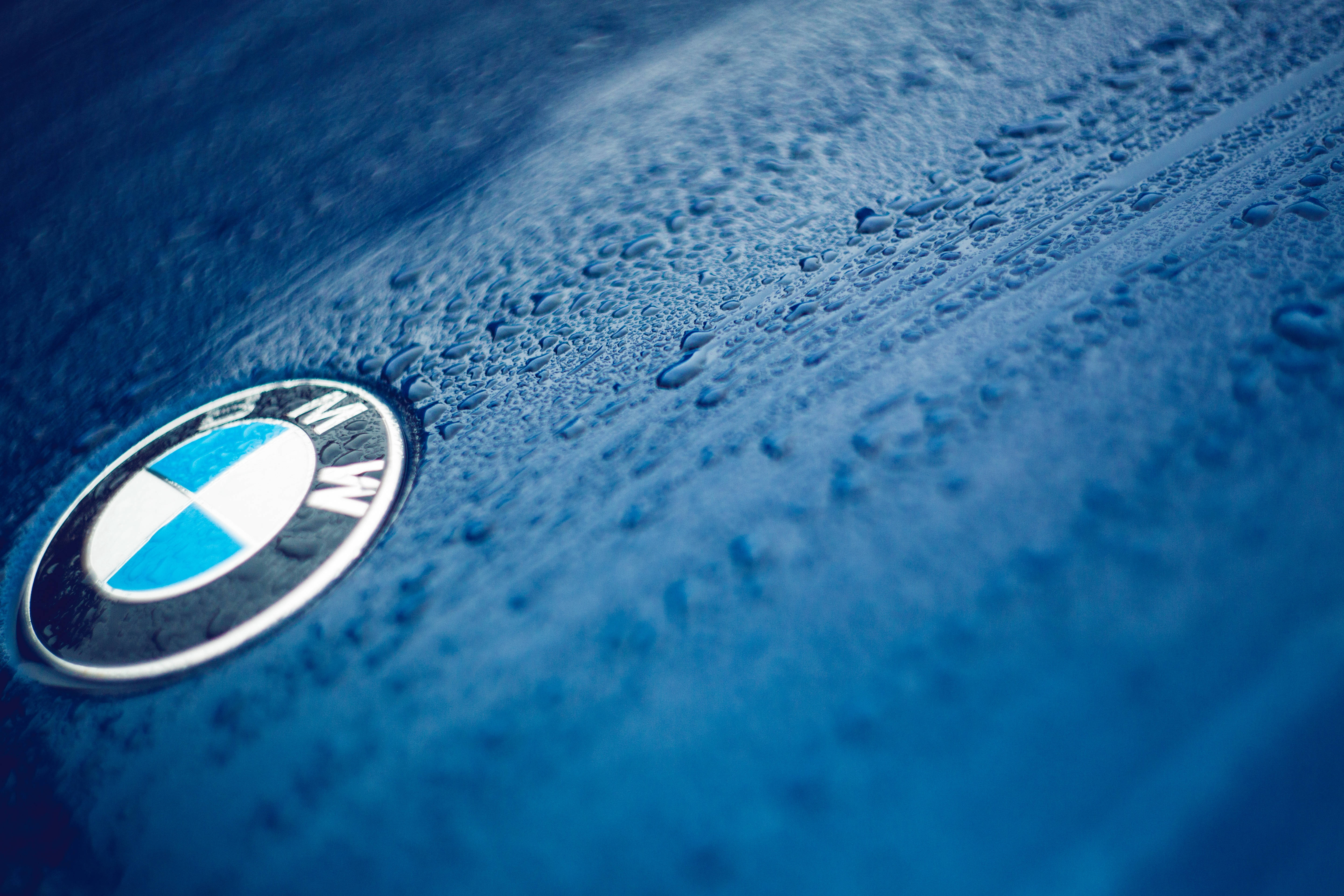 Nembo maridadi ya BMW ya rangi ya bluu Picha ya Ukuta