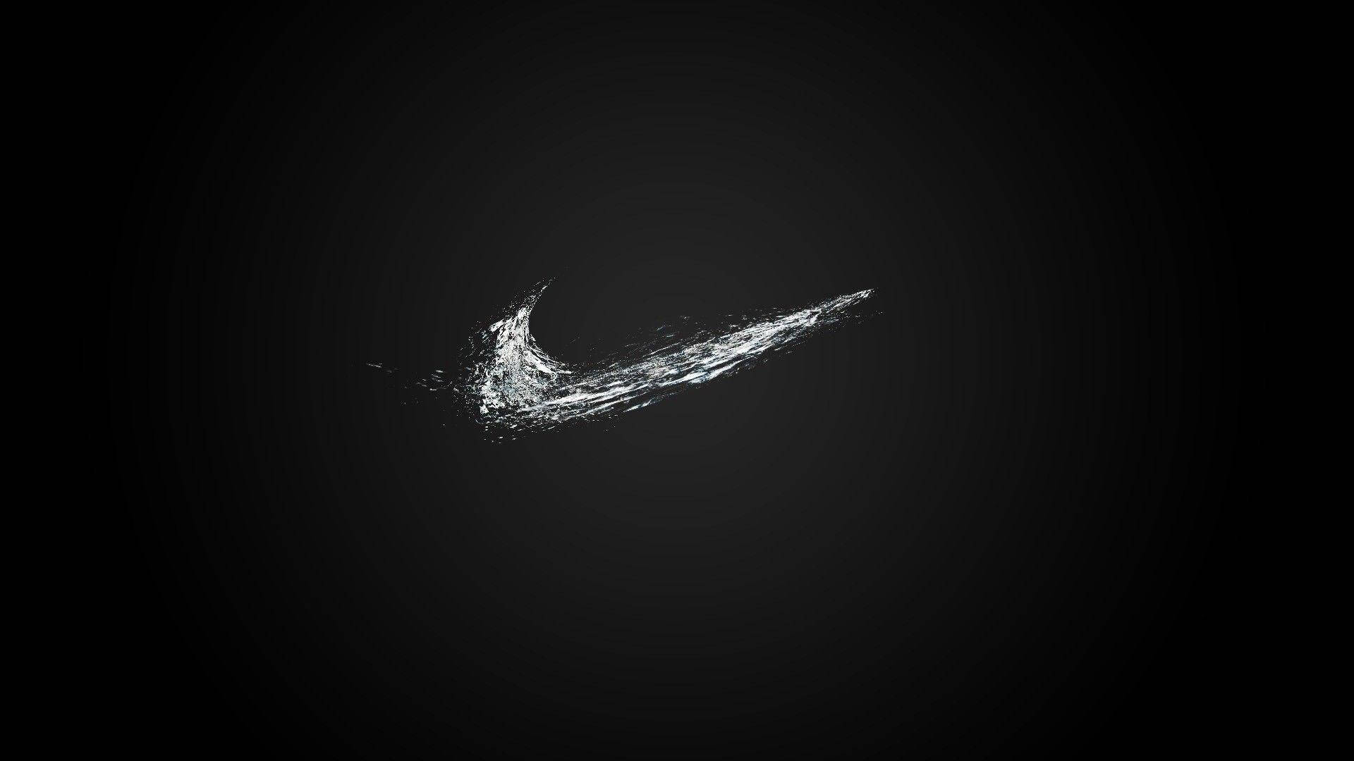 Nembo Rahisi ya Nike ya Weusi Mrembo Akitazama Kompyuta Picha ya Ukuta