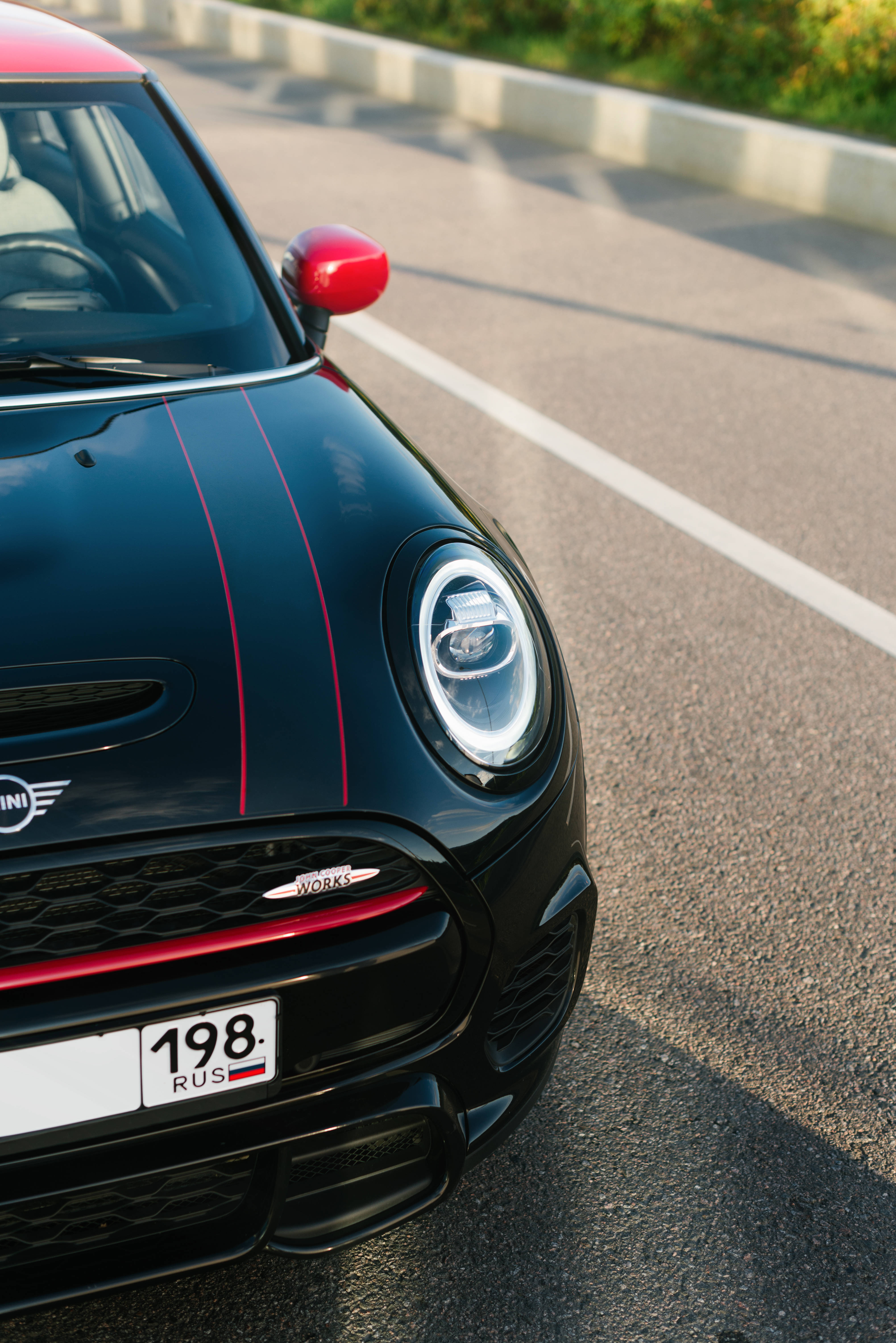 Nembo ya Mini Cooper ya Gari la Mini Cooper Nyeusi na Nyekundu Picha ya Ukuta
