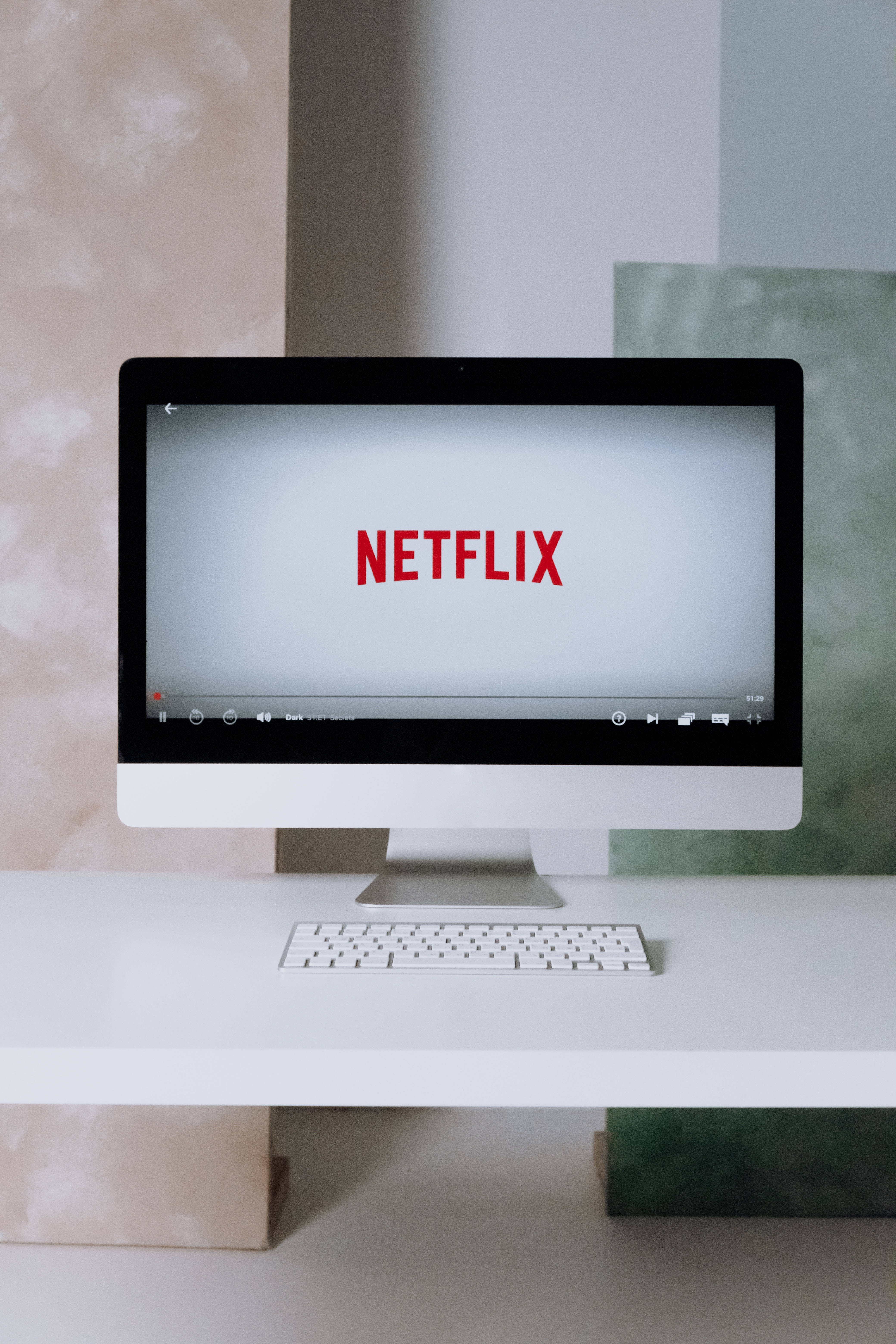 Netflix On Computer Screen Picha ya Ukuta