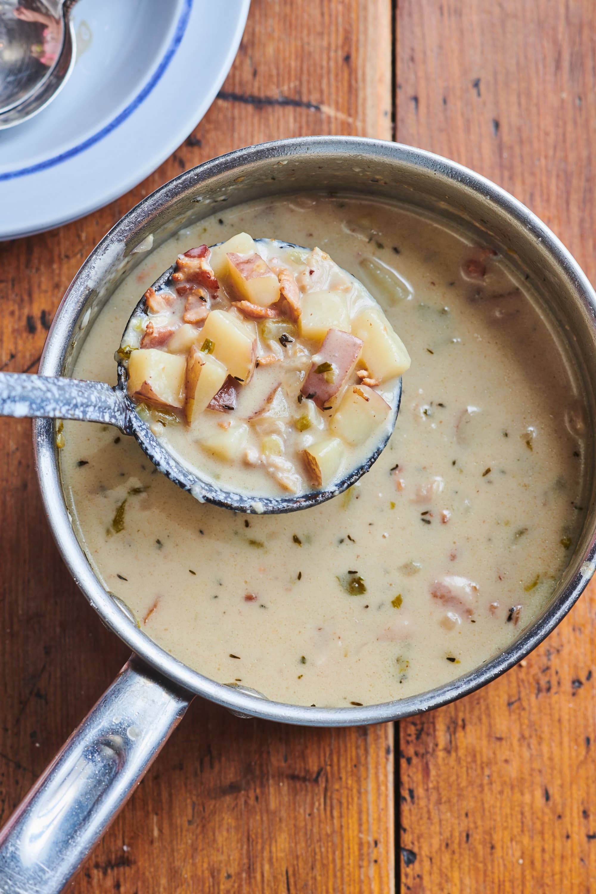 New England Clam Chowder Soup In Silverware Scoop Picha ya Ukuta