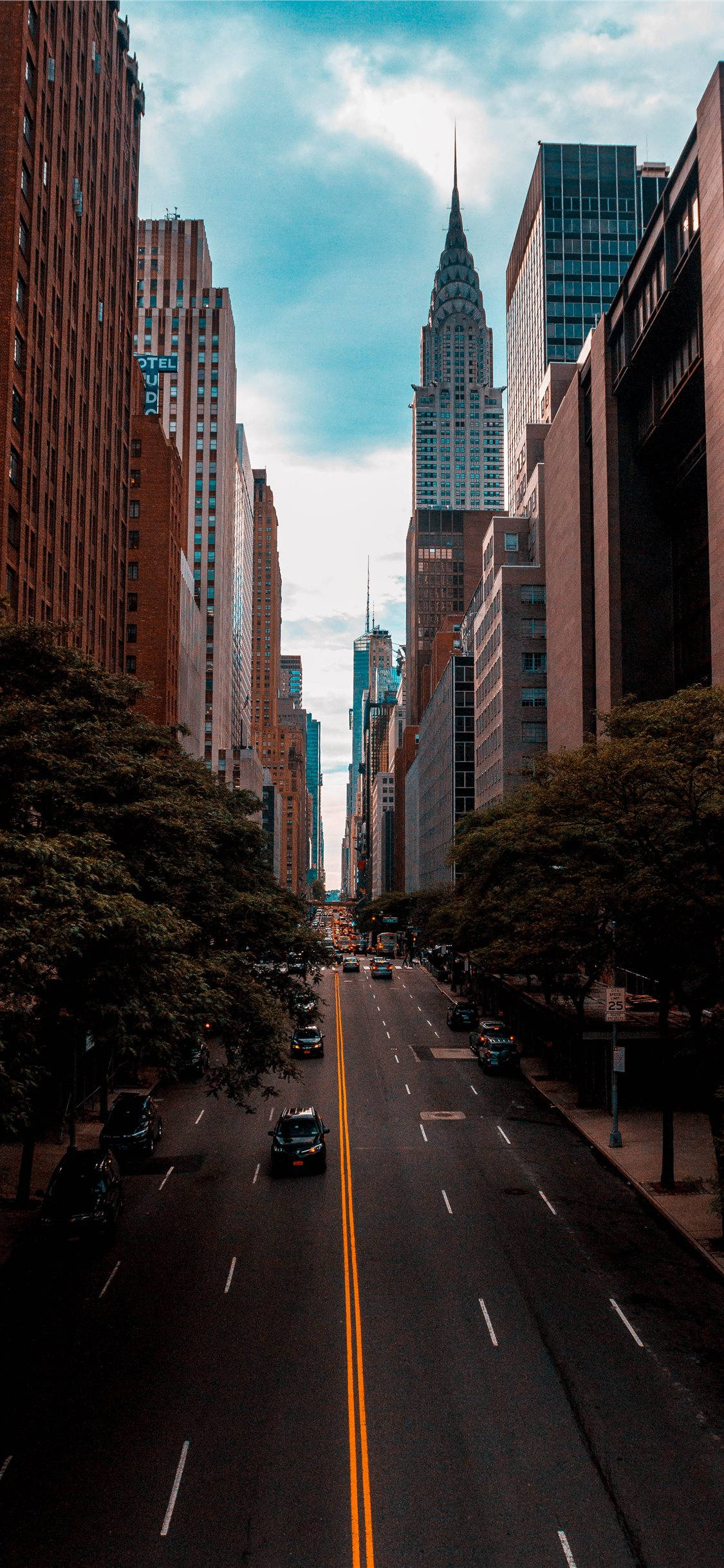 New York HD iPhone Road Between Buildings Picha ya Ukuta