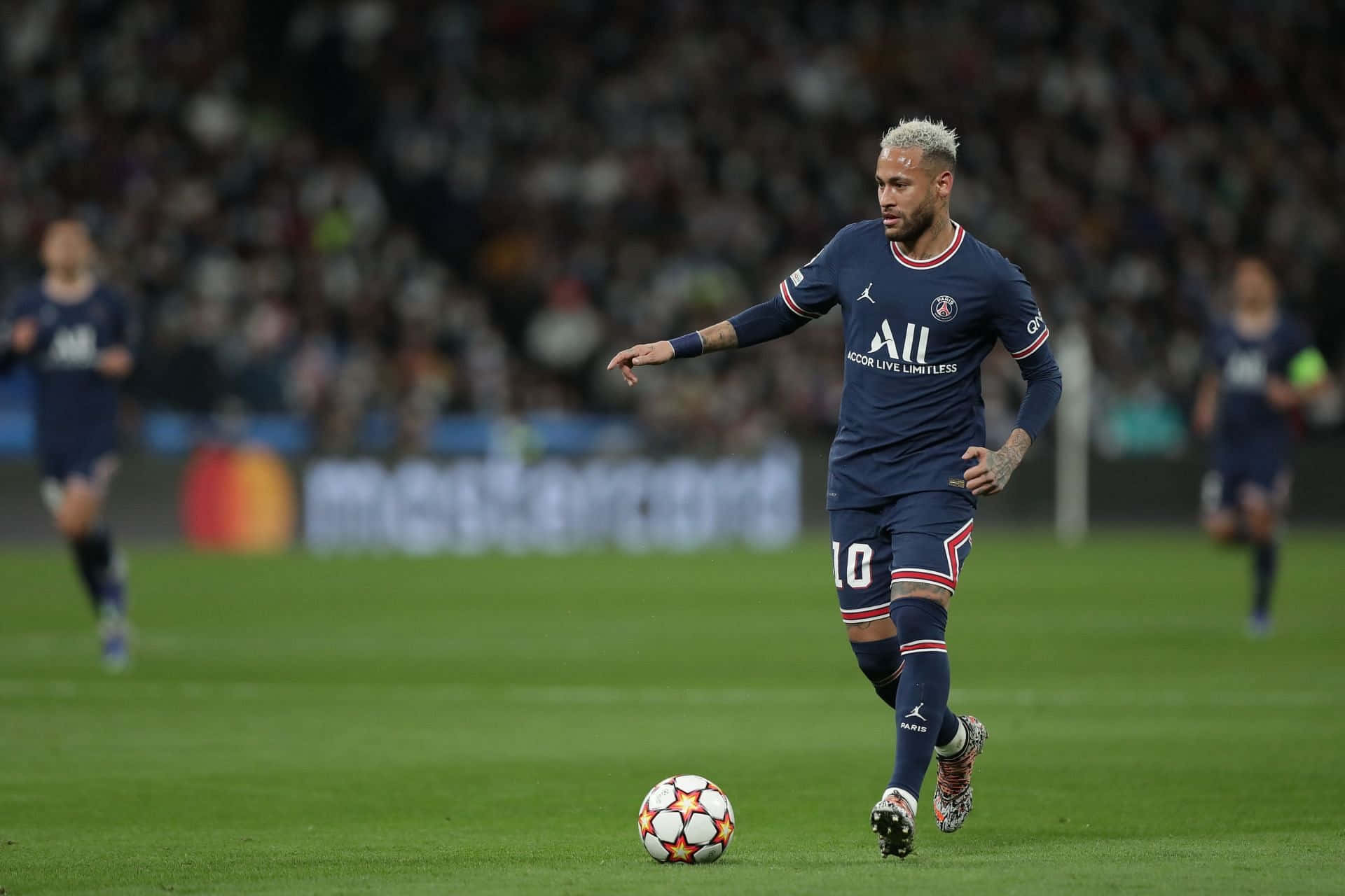 Neymar akidriba mpira kumshinda mpinzani. Picha ya Ukuta
