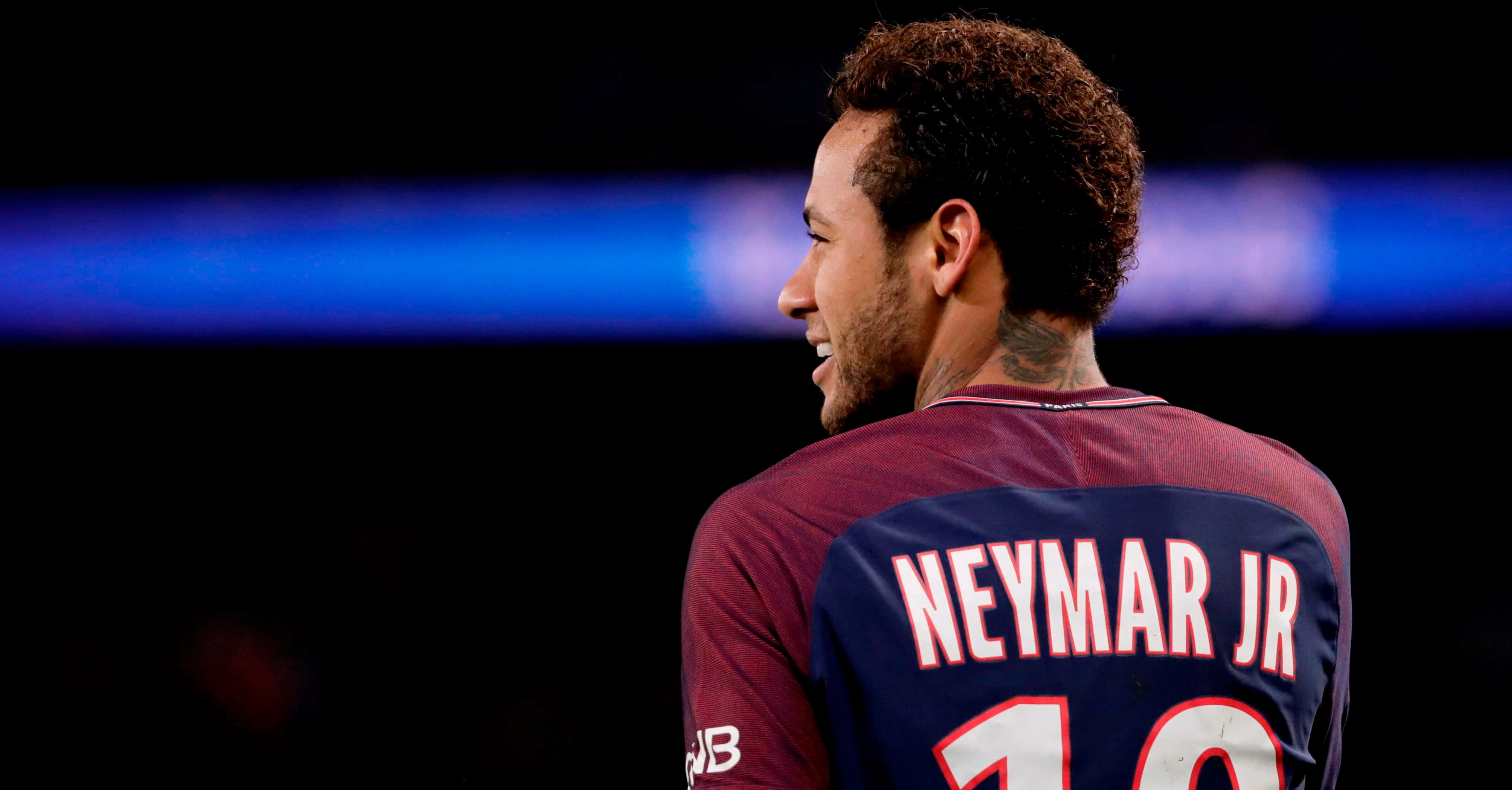 Neymar anadribili mpira kwa ustadi na utulivu Picha ya Ukuta
