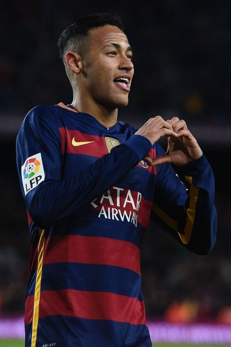 Neymar Anawashinda Wapinzani kwa Ishara ya Moyo kwa Mkono Picha ya Ukuta