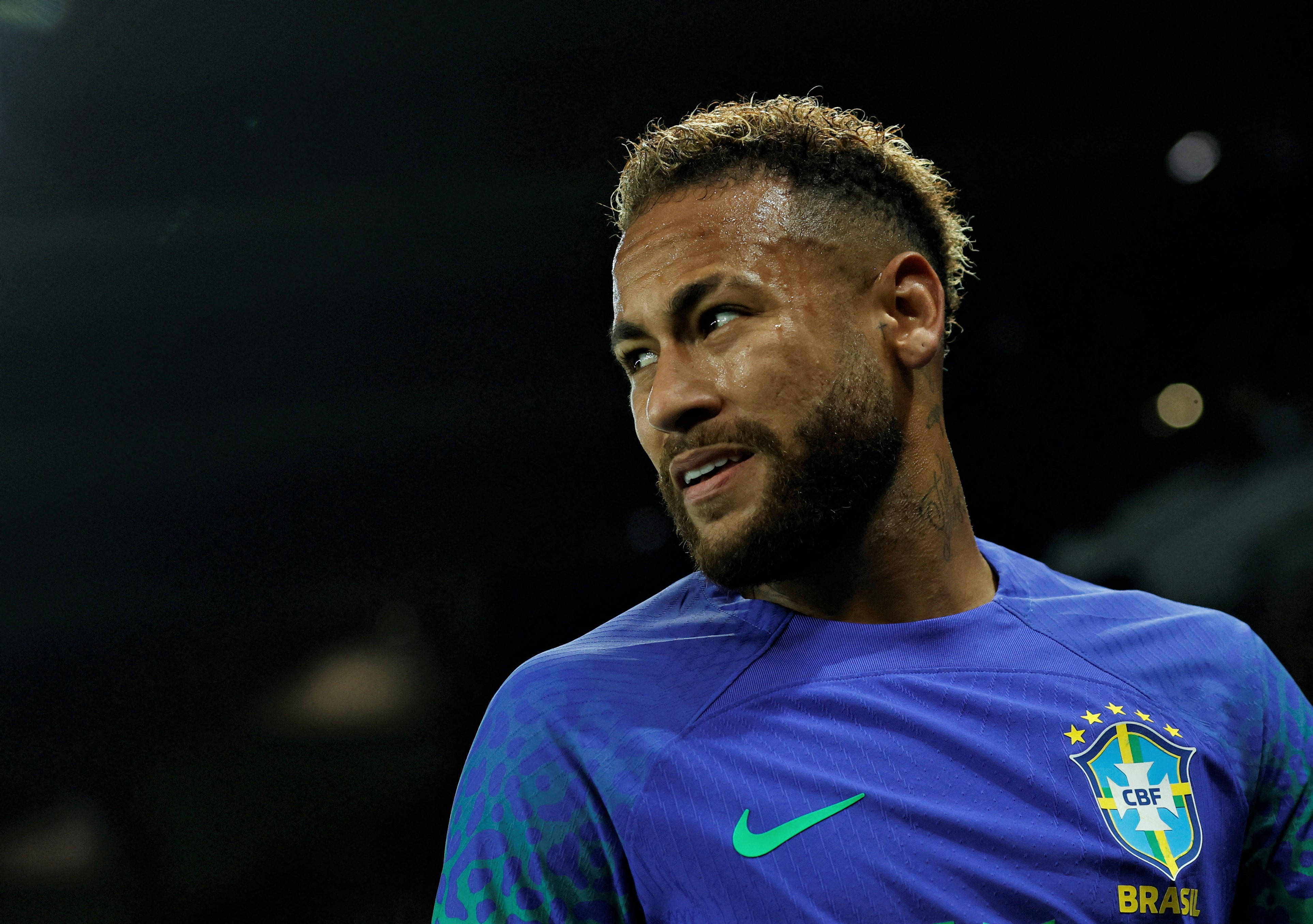 Neymar Jr. Mzuri Akiangalia Pembeni Picha ya Ukuta
