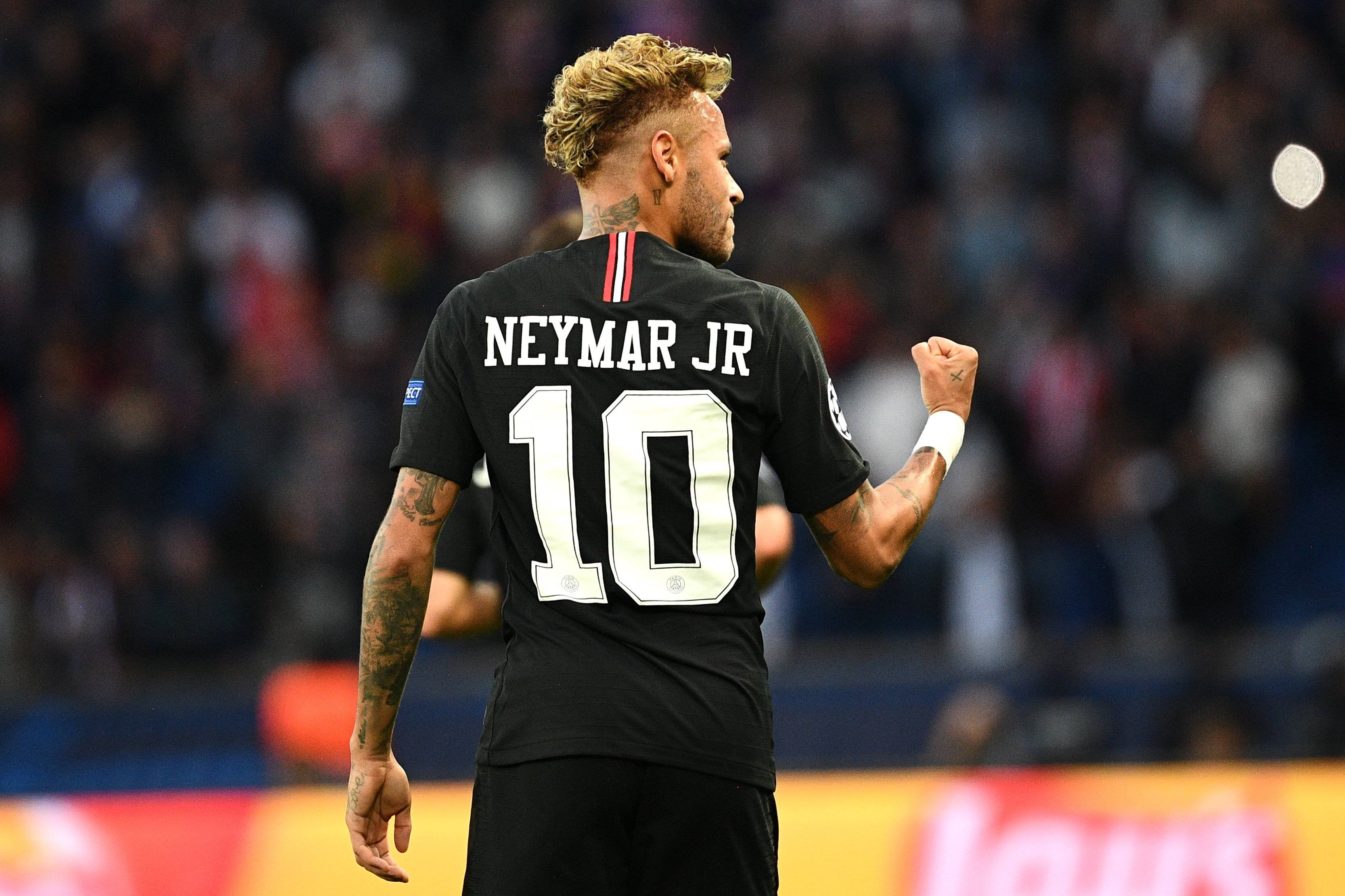 Neymar Jr Ngumi Iliyokunjwa Baridi Picha ya Ukuta
