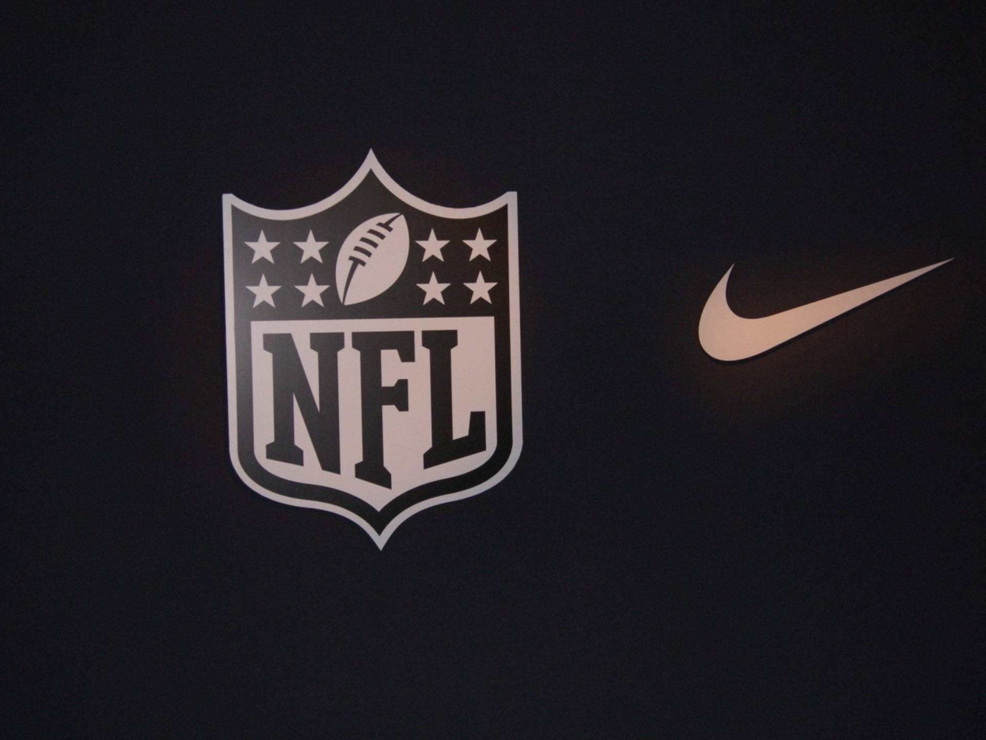 NFL Football na Nembo za Nike Picha ya Ukuta