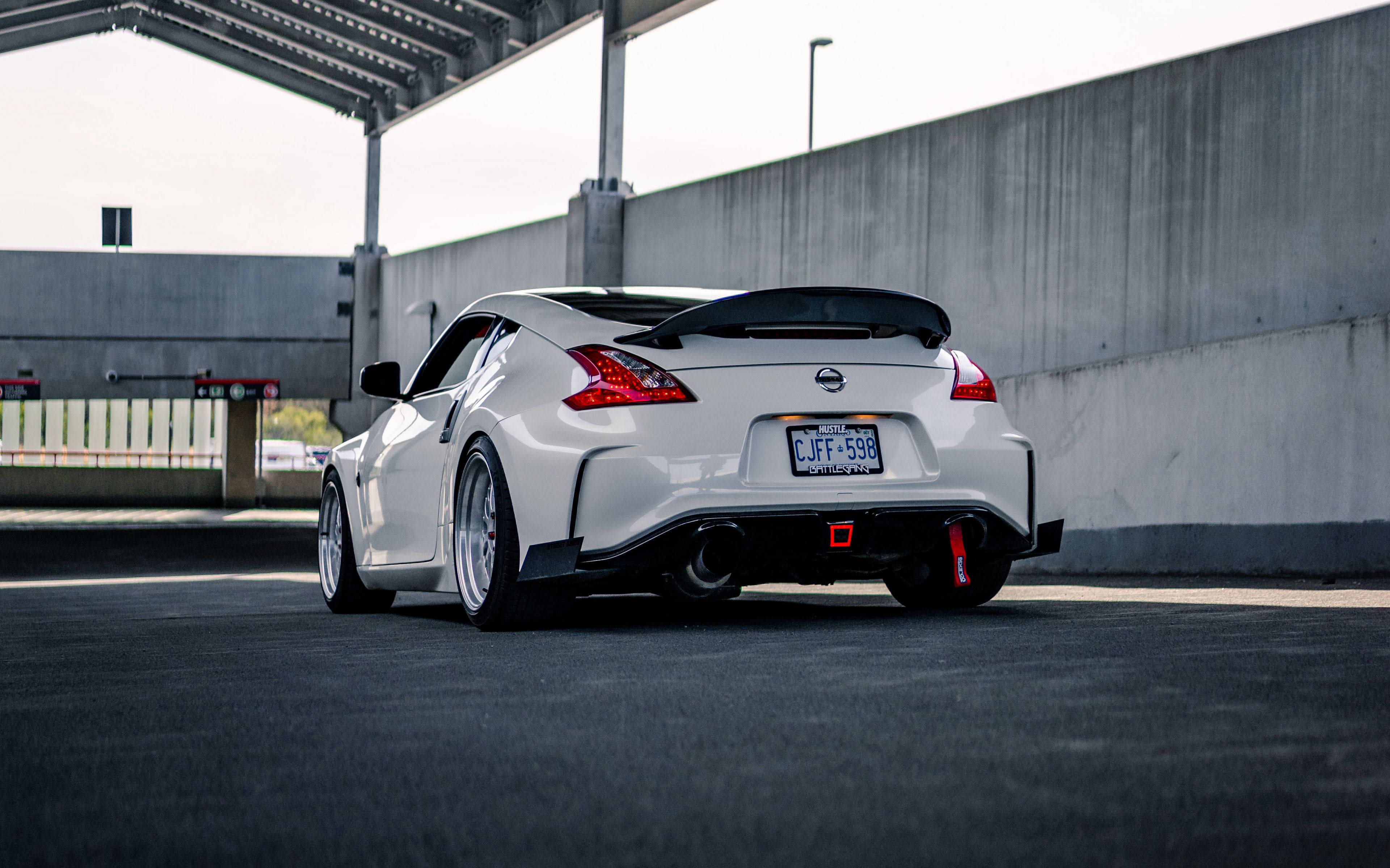 Nissan 370Z Kwenye Maegesho Yenye Paa Picha ya Ukuta
