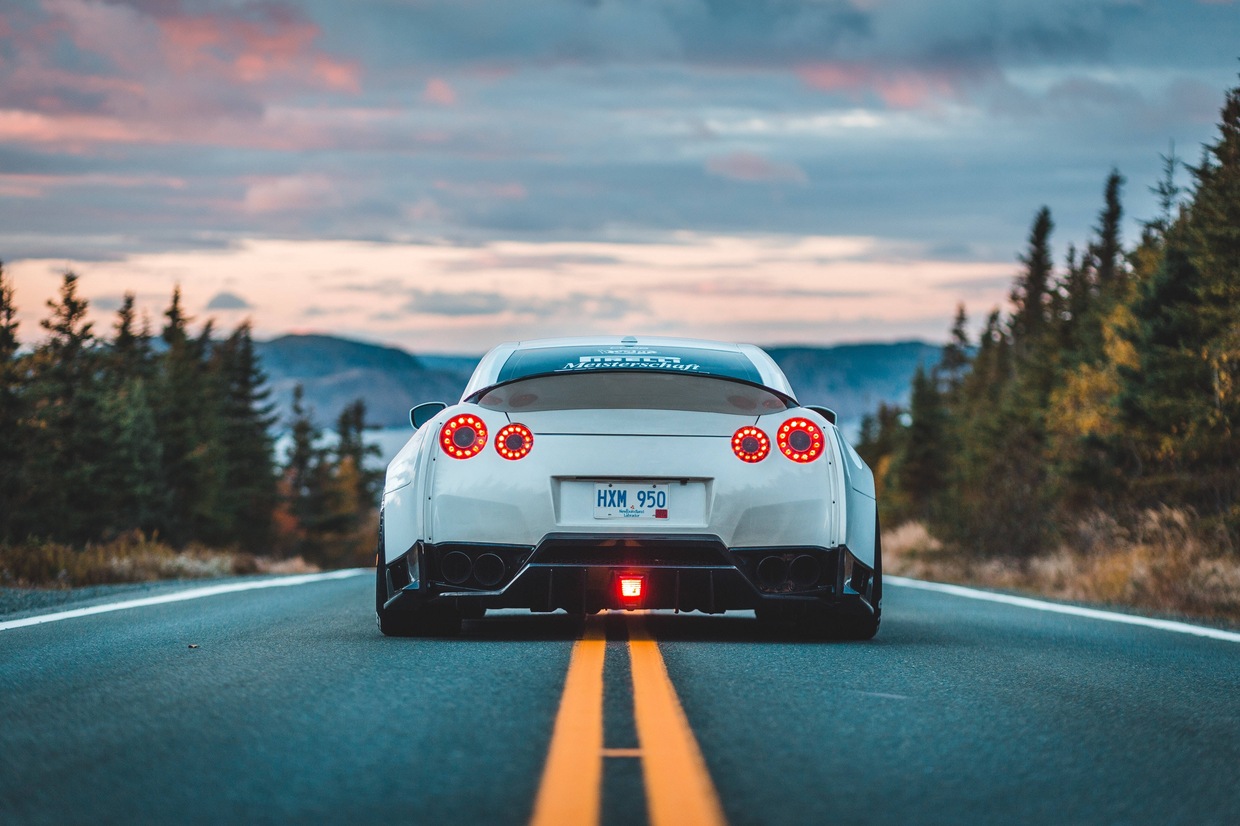 Nissan GT-R Inayoteleza Usiku Kwa Urembo Picha ya Ukuta