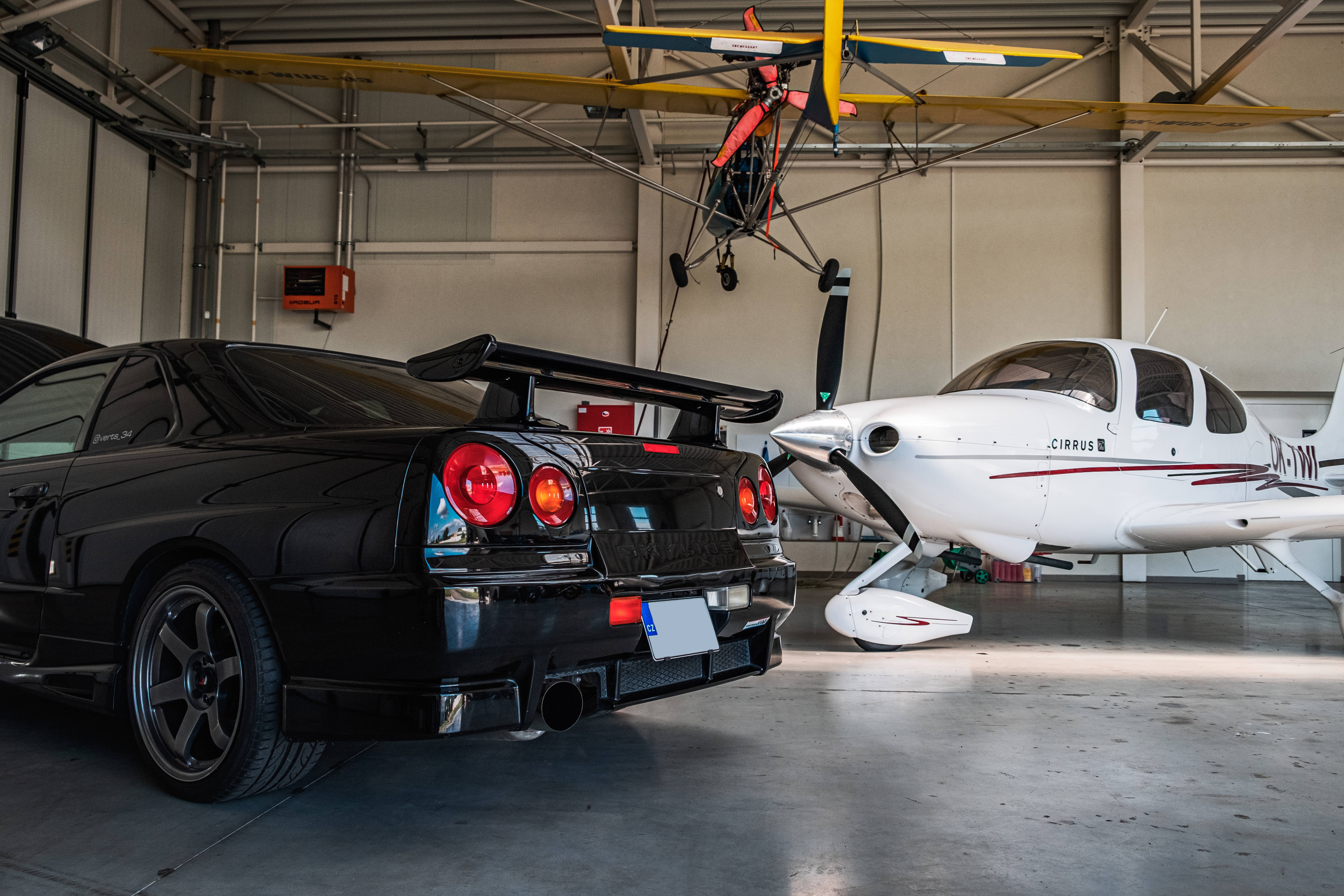 Nissan Skyline GTR R34 Kwenye Hangar Picha ya Ukuta