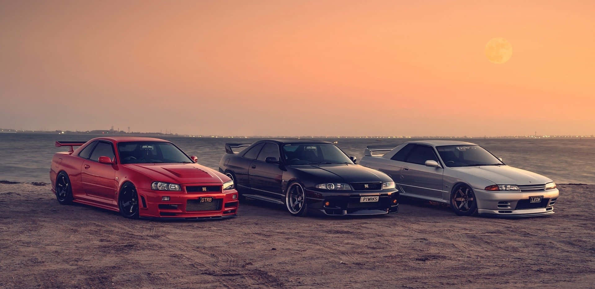 Nissan Skyline R33 GT-R Inasubiri Zamu Yake Kuangaza Picha ya Ukuta