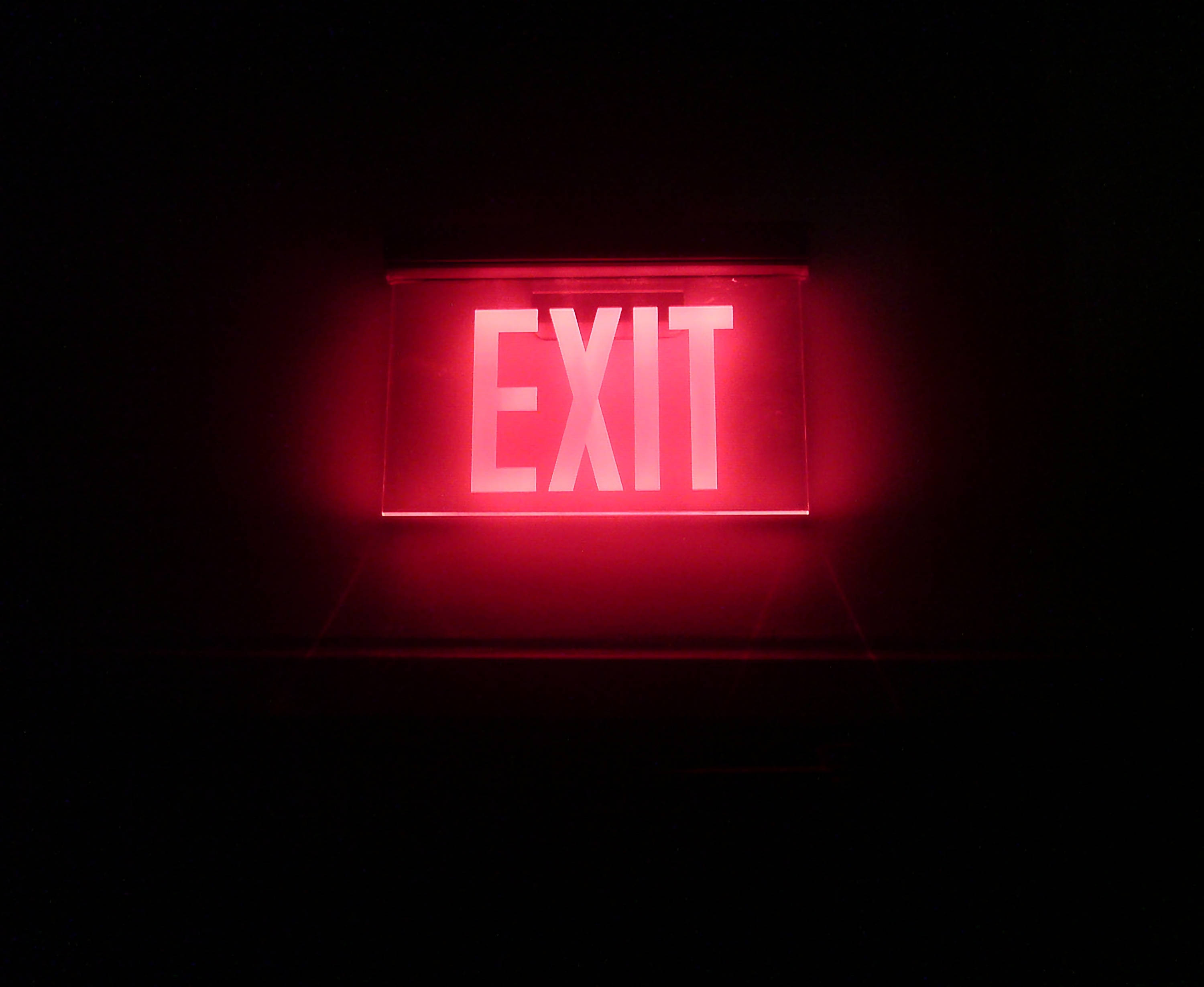 Njia ya Kutokea ya Neon Nyekundu Picha ya Ukuta