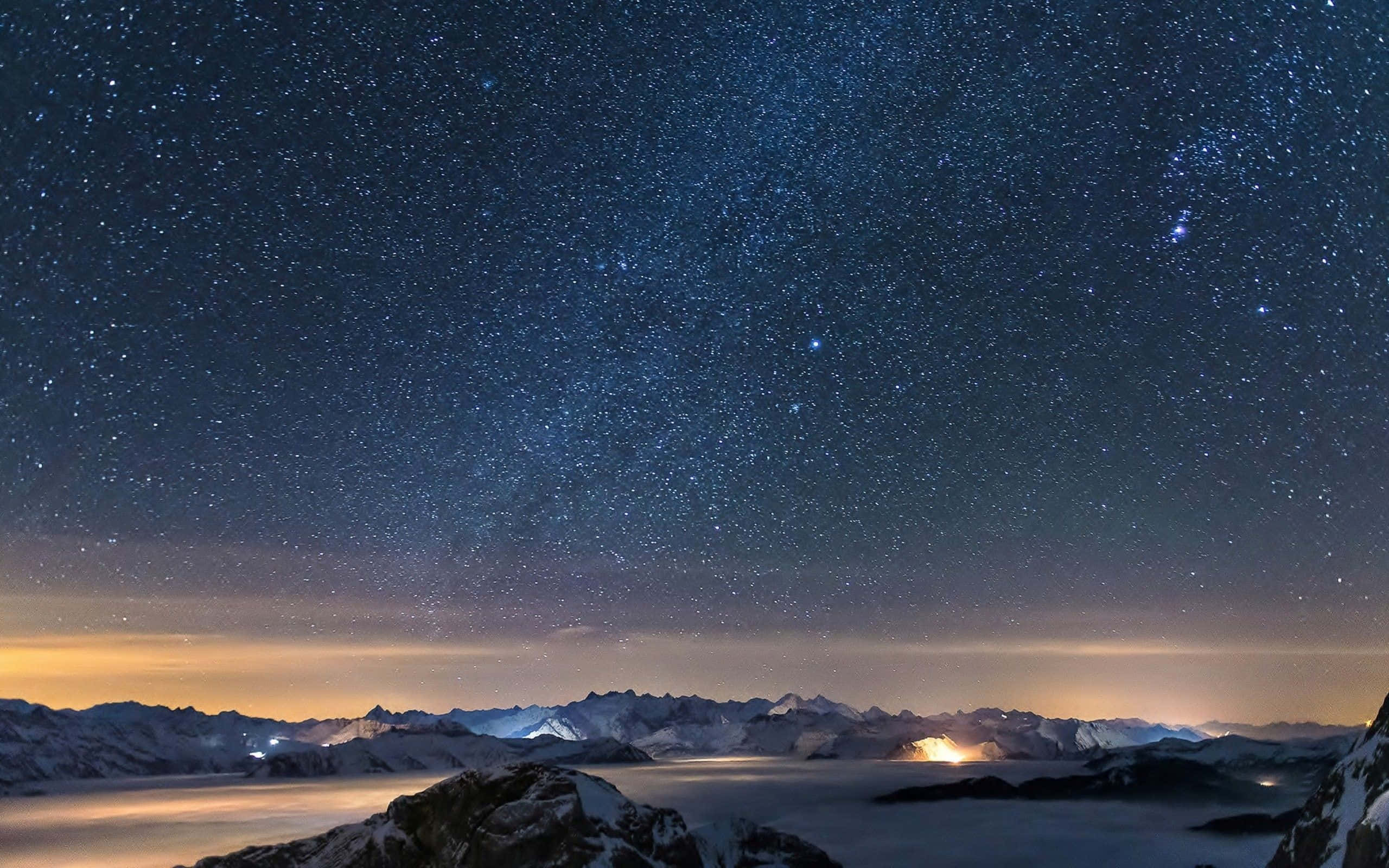 Nyota Juu ya Milima ya Alps yenye Theluji Mandhari ya 4K Ultra HD Picha ya Ukuta
