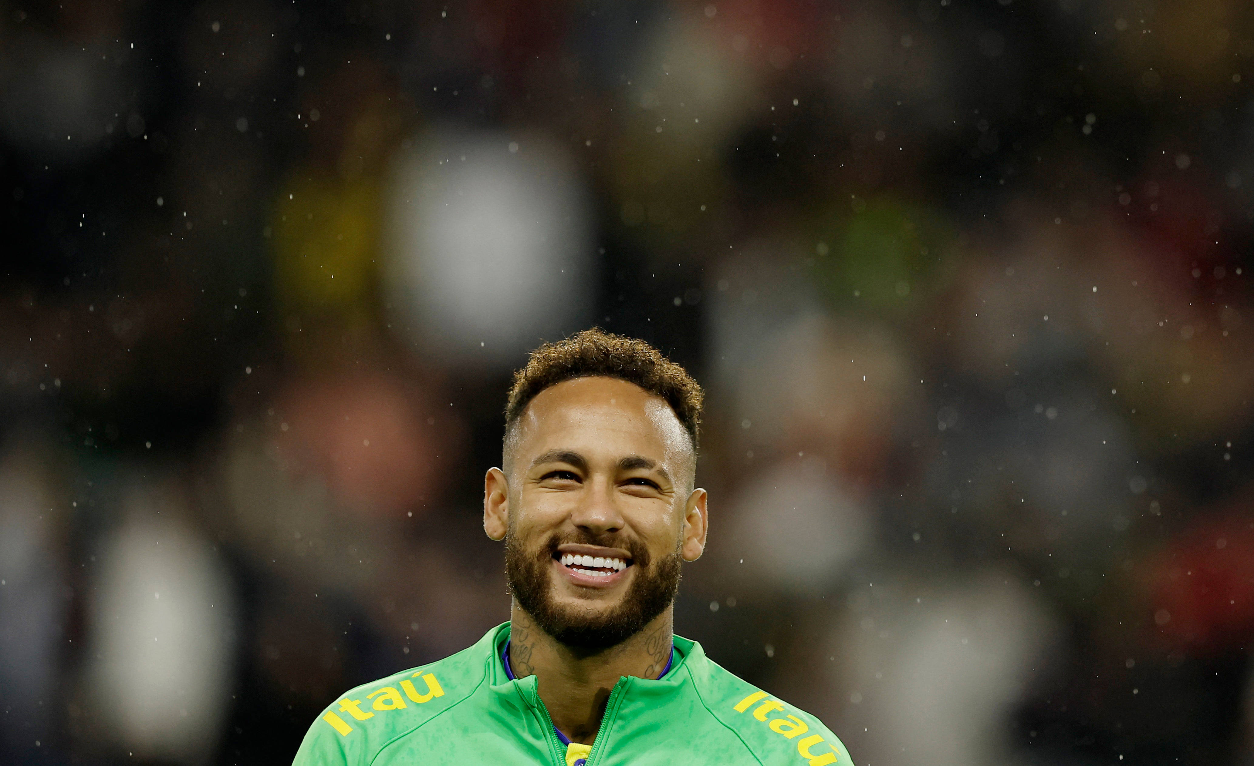 Nyota Mwenye Nguvu wa Soka - Neymar Jr. Anayeonekana Baridi na Mwenye Furaha Picha ya Ukuta
