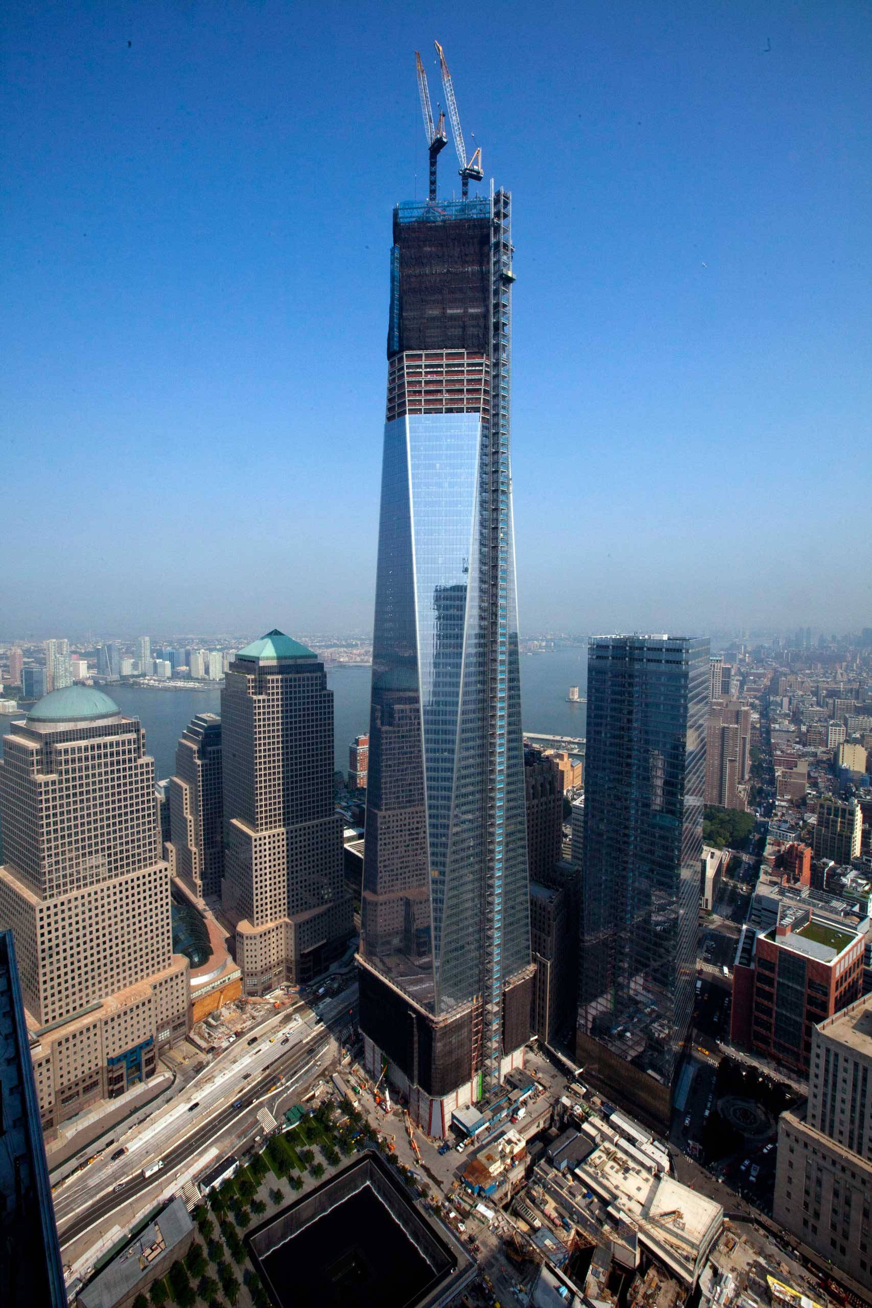 One World Trade Center With Cranes Picha ya Ukuta
