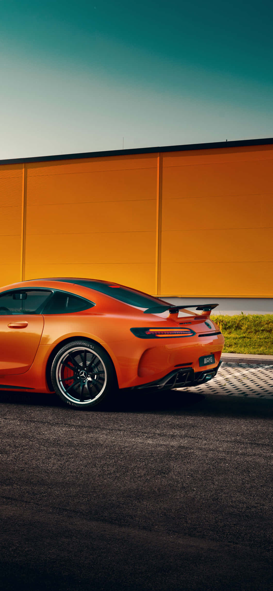 Mwandiko wa Orange iPhone Xs Mercedes Amg Picha ya Ukuta
