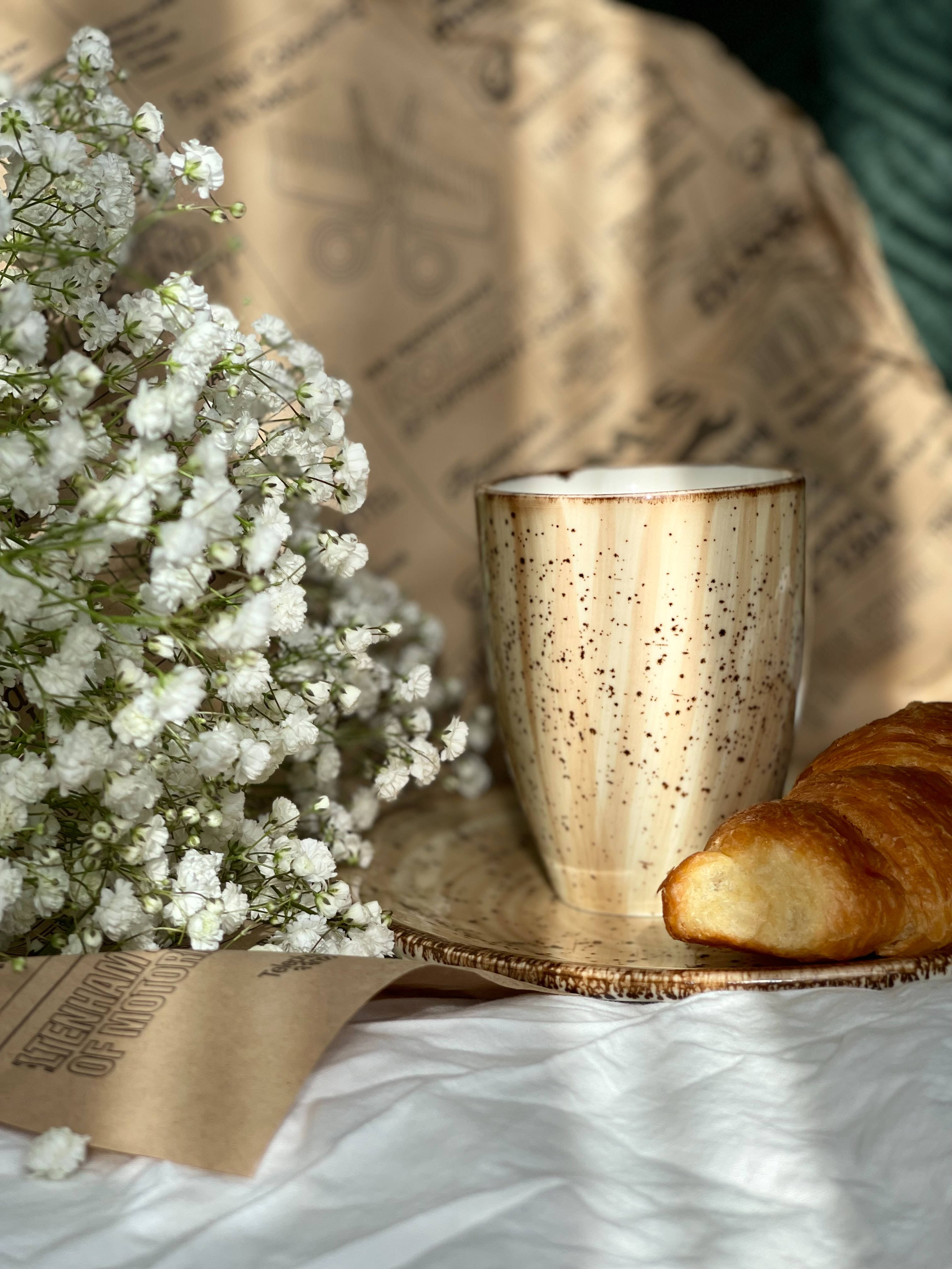 Pambo la Kahawa na Croissant la Preppy Picha ya Ukuta