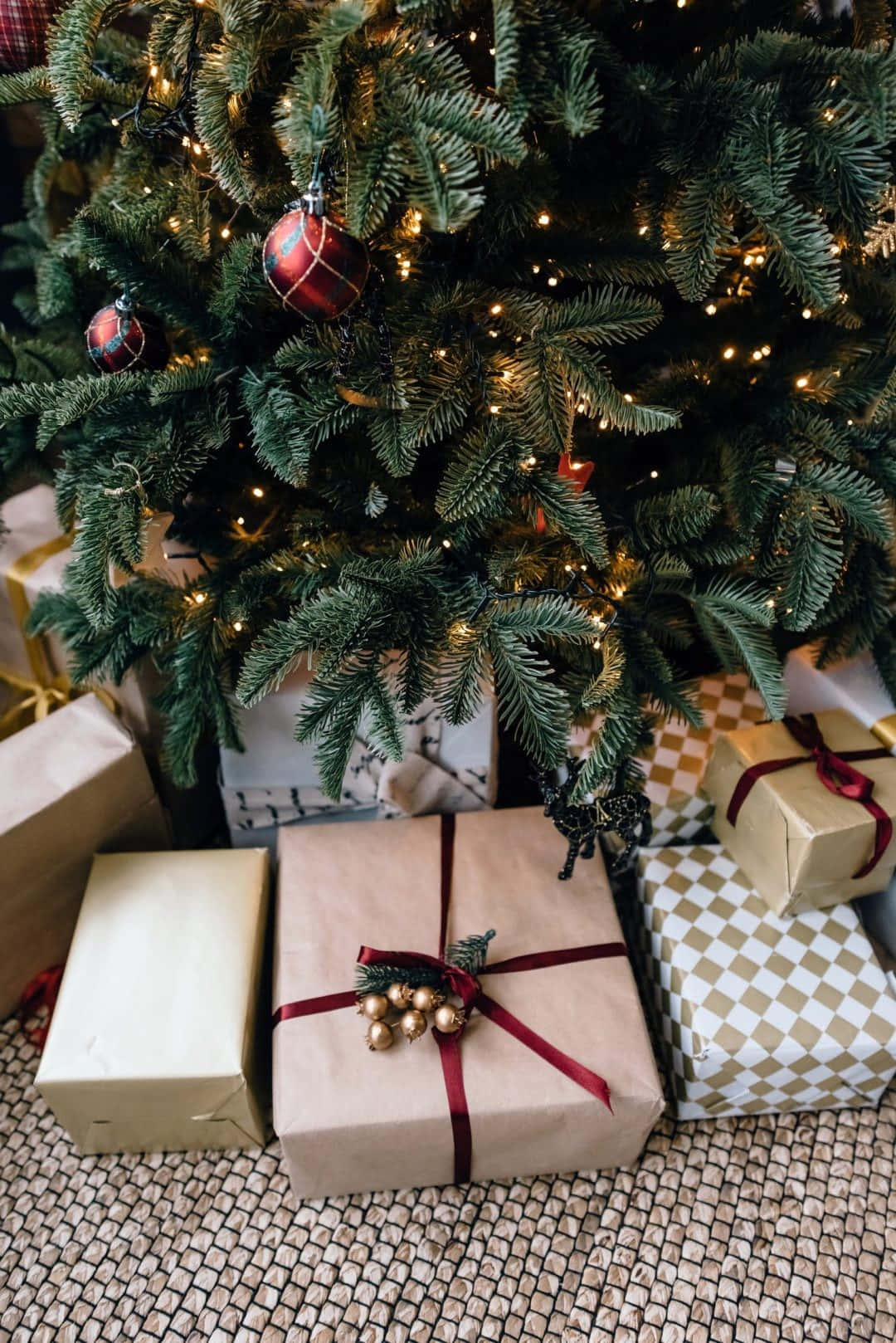 Pambo la Krismasi la iPhone lenye Mti na Zawadi Picha ya Ukuta